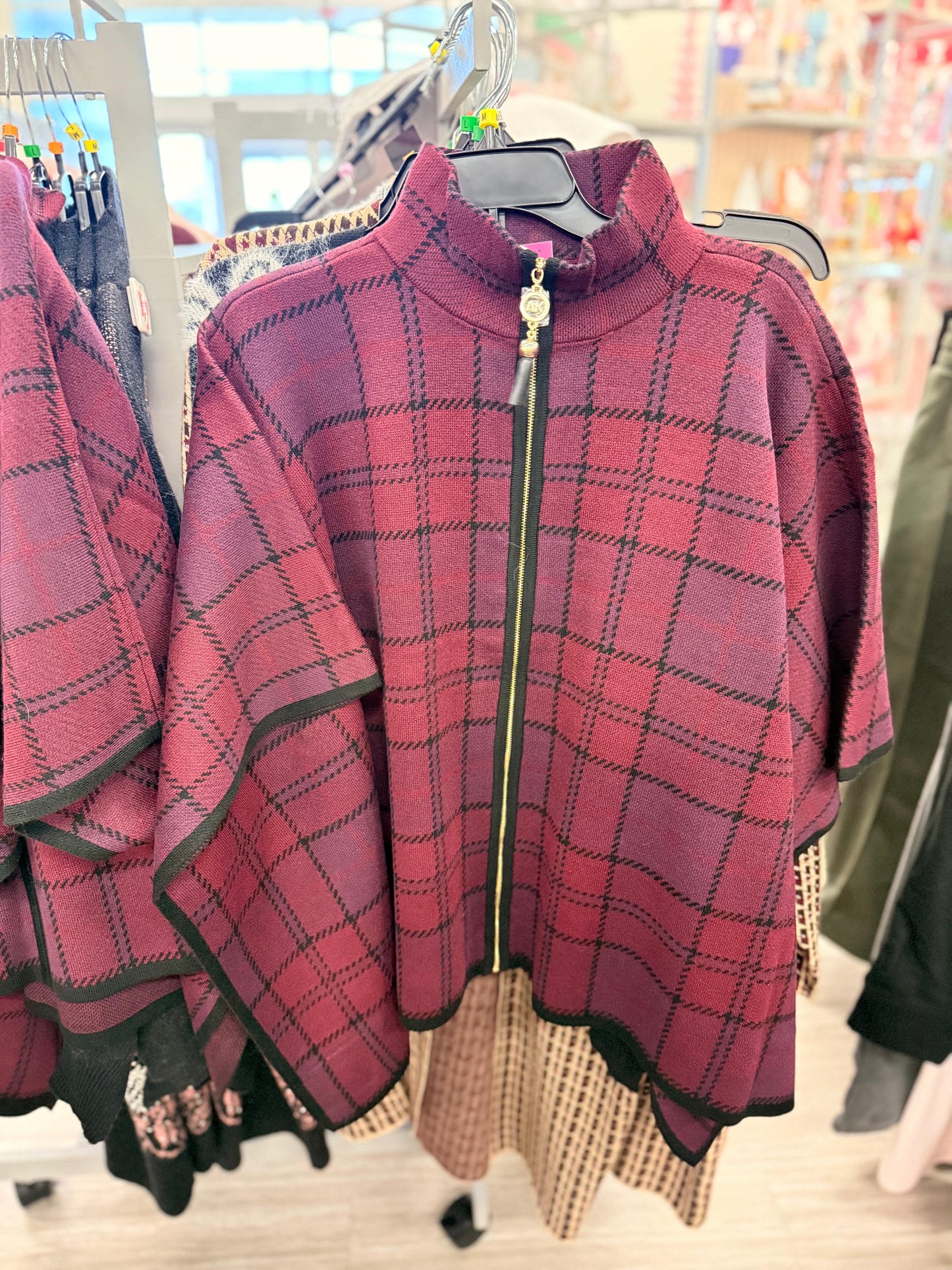 Poncho Anne Klein morado con cierre y dije dorado