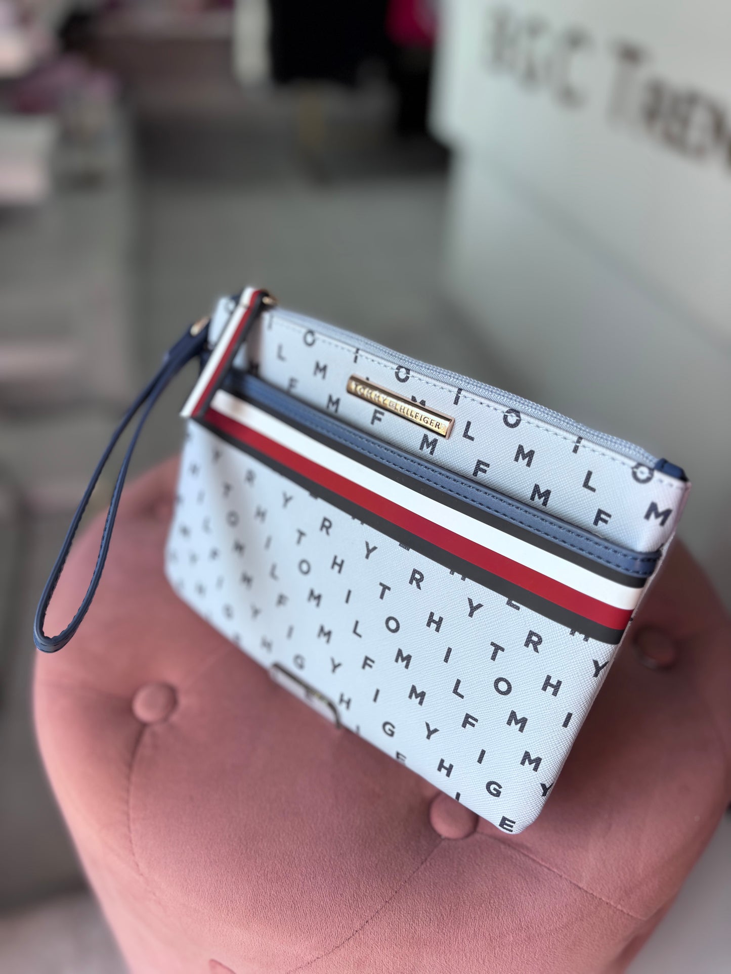 Muñequera Tommy H azul con monogram de letras