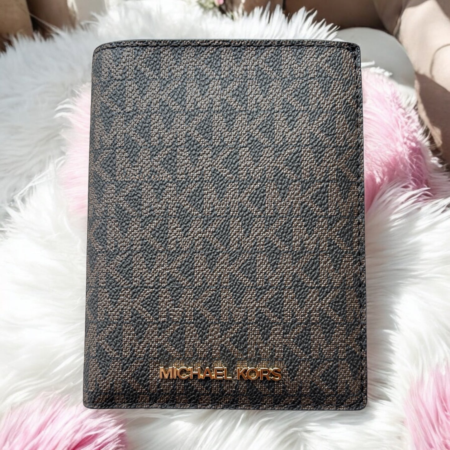 Porta pasaporte Michael k camel con monogram