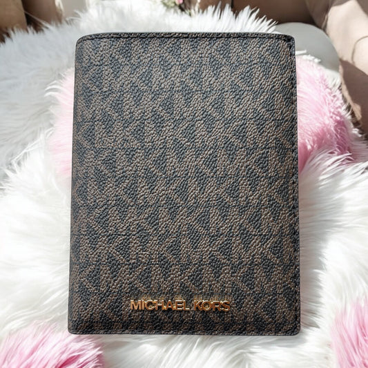 Porta pasaporte Michael k café con monogram