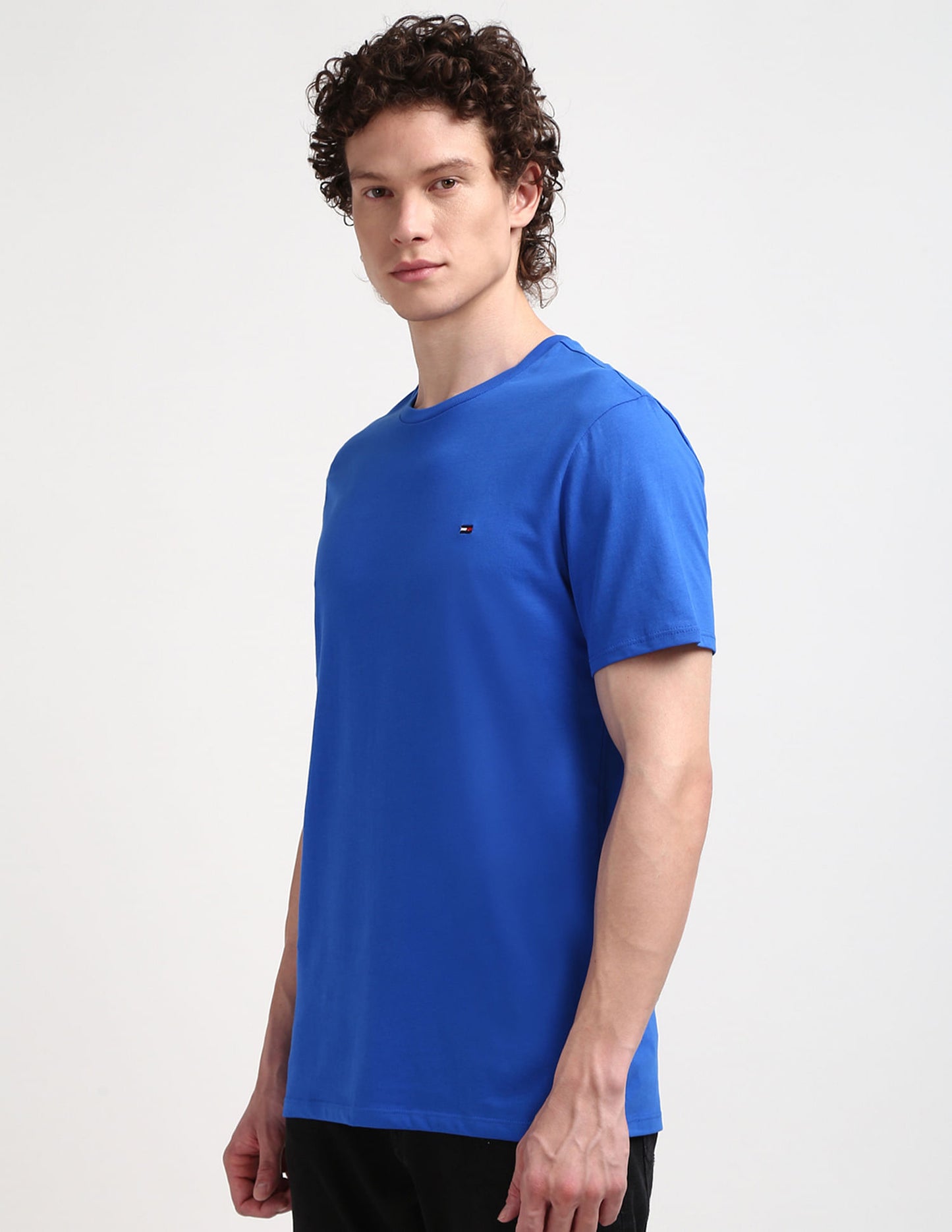 Playera Tommy H azul con bandera bordada para caballero