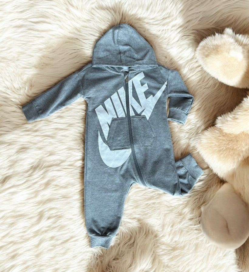 Mameluco Nike gris deportivo letras en blanco con capucha