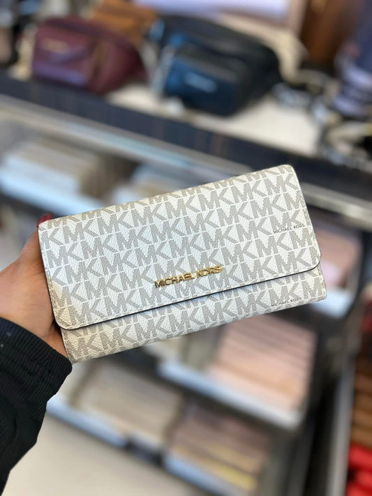 Cartera Michael K con monogram color vainilla con beige