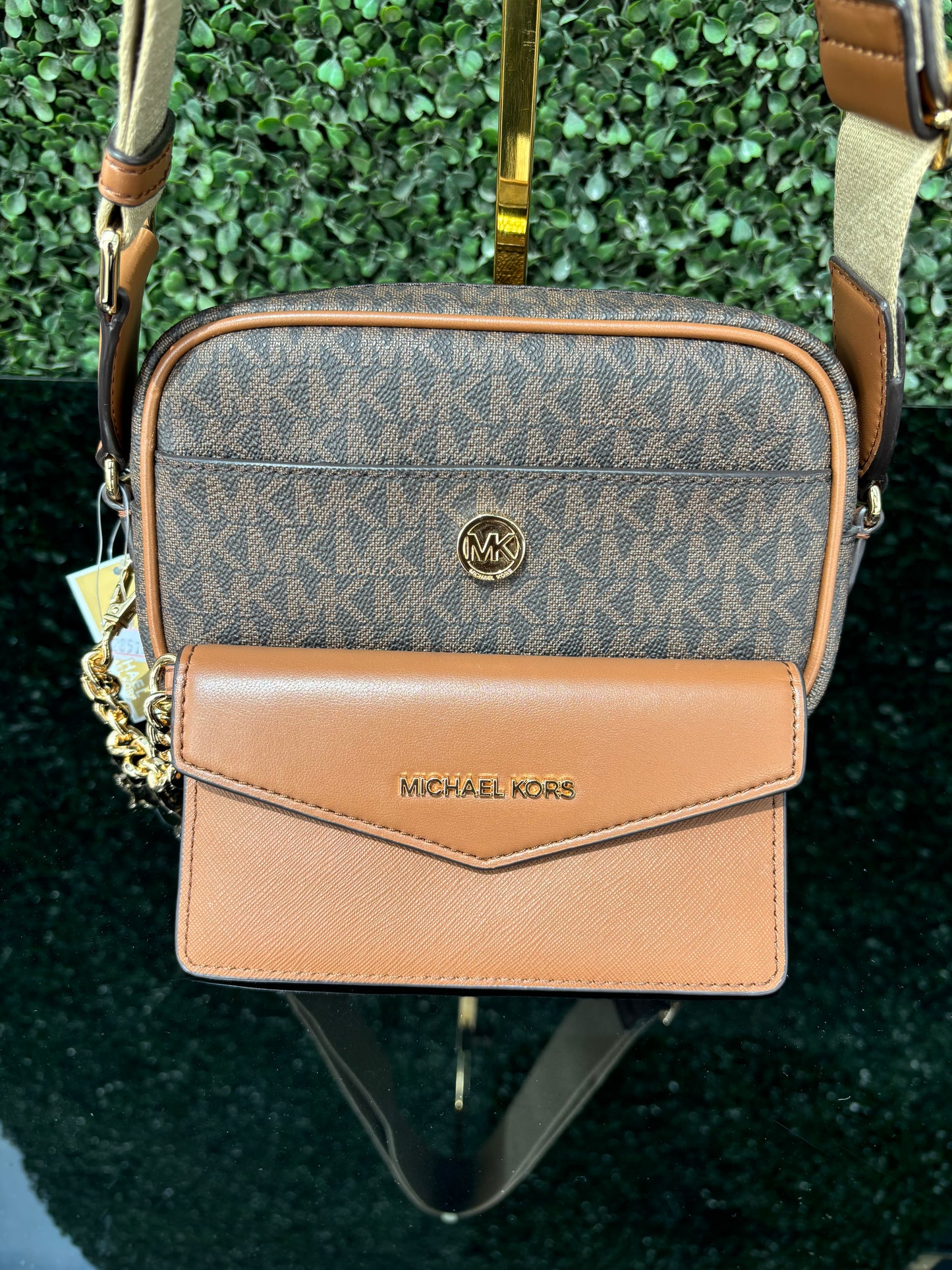 Crossbody Michael K café/chocolate con tarjetero