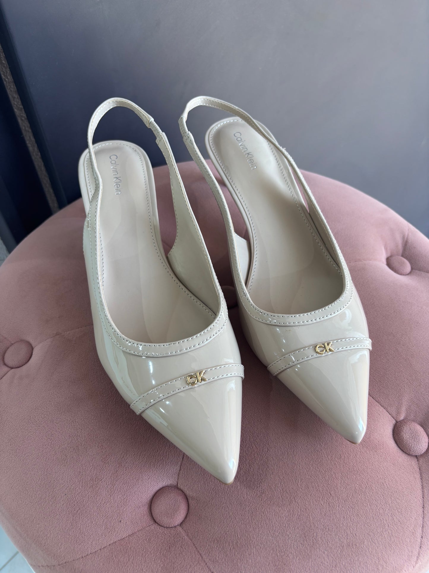 Heel pump Calvin Klein beige con placa