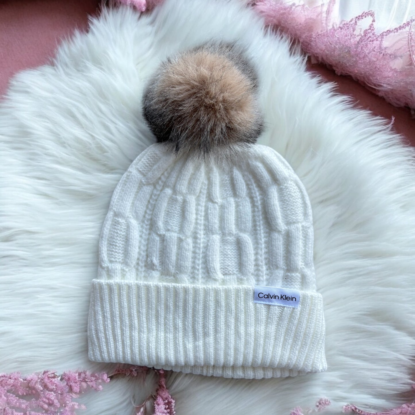 Gorro Calvin K crema con pompón camel