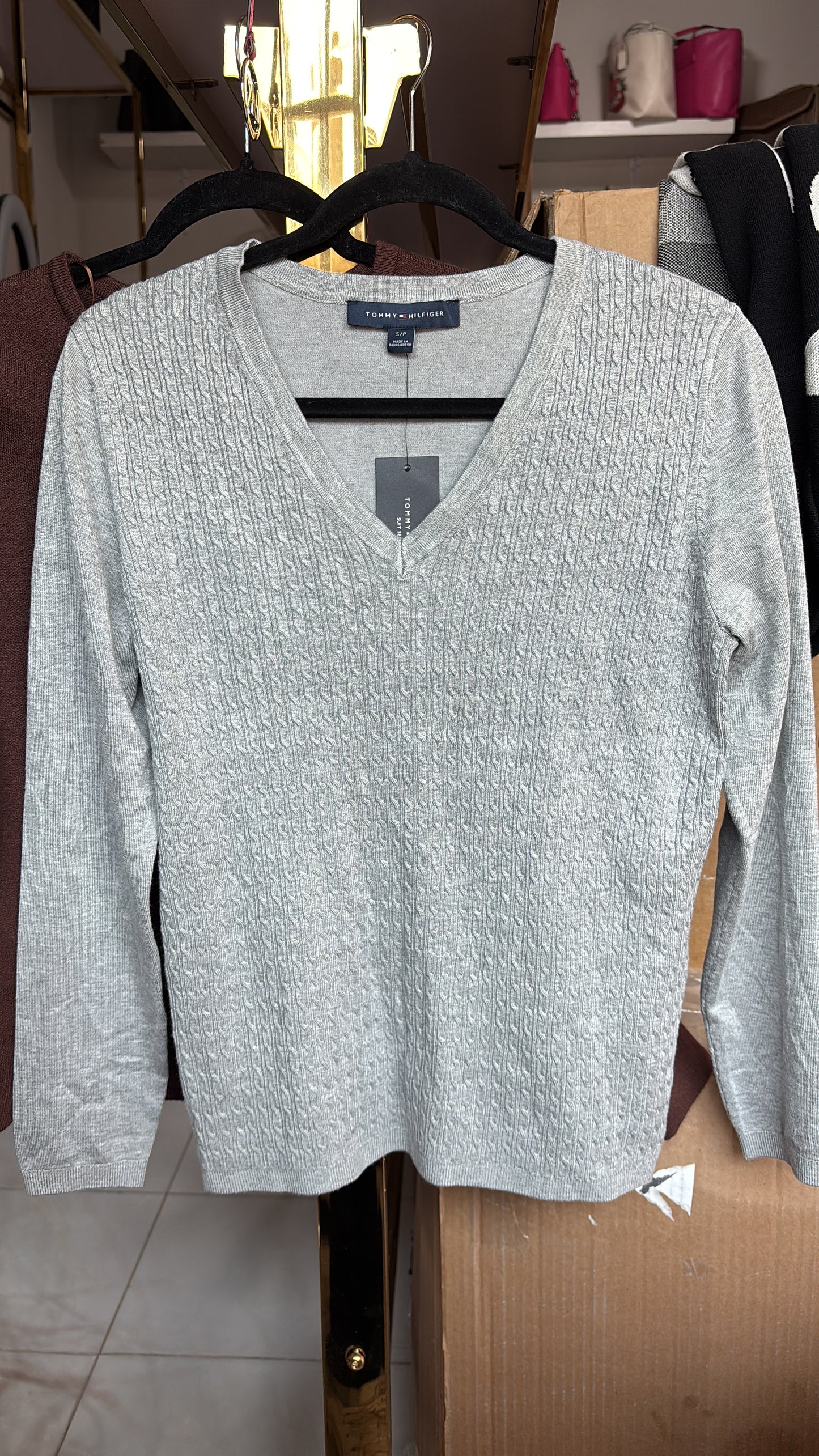 Suéter Tommy H gris bordado y cuello en u ve