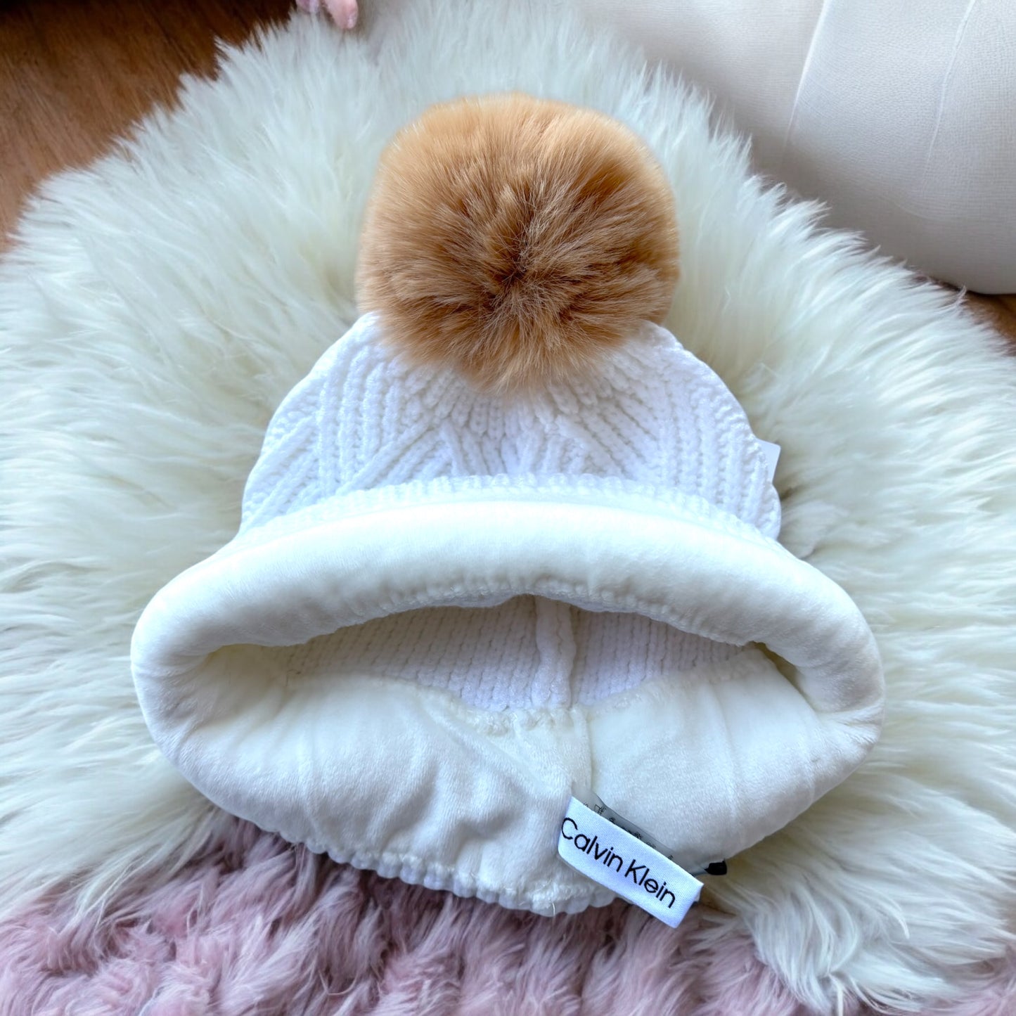 Gorro a Calvin K blanco con pompón camel