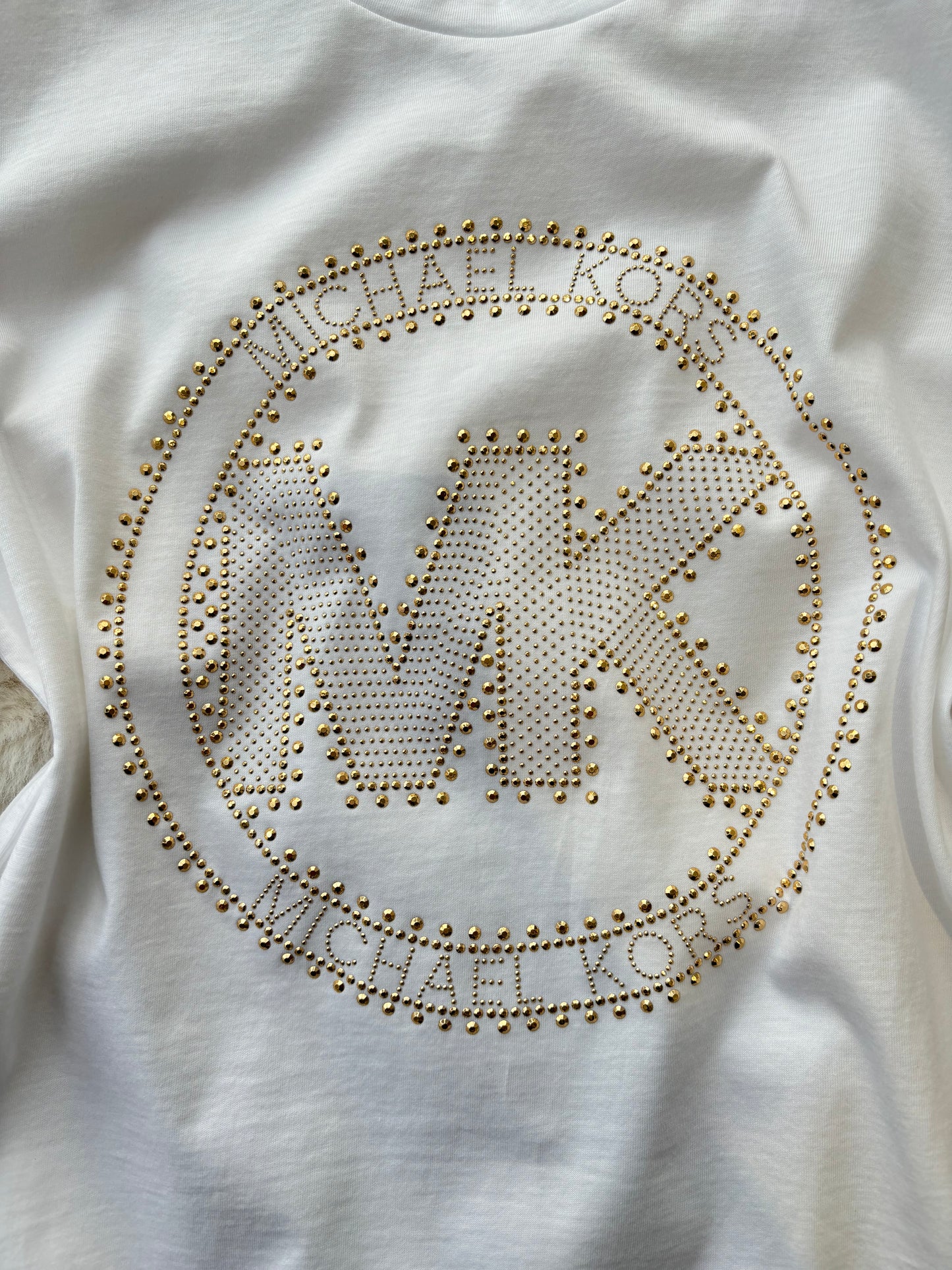 Playera Michael K blanca con brillos dorados