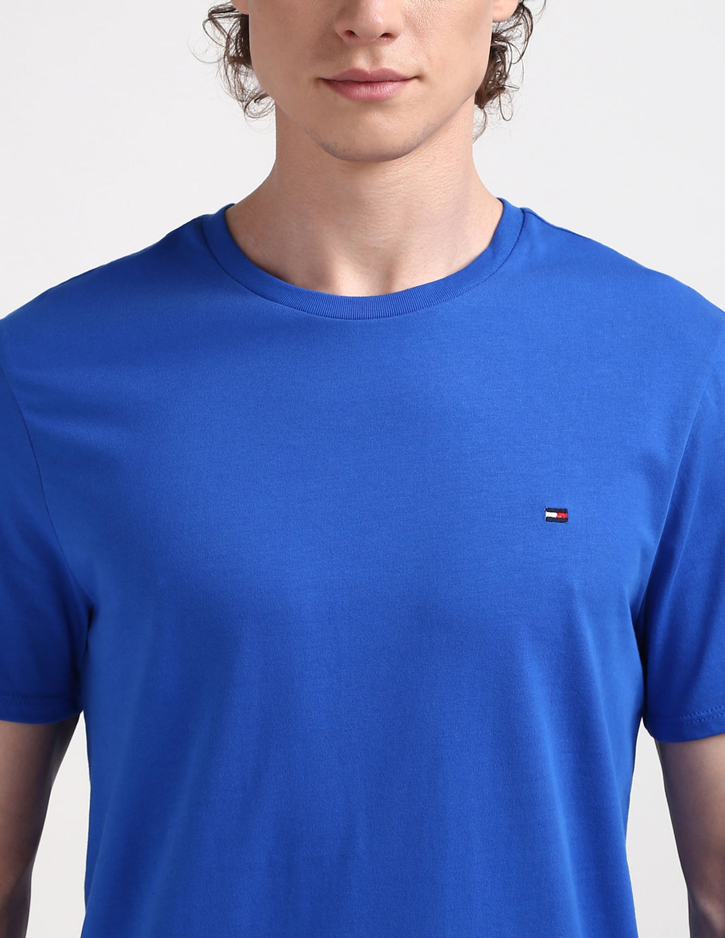 Playera Tommy H azul con bandera bordada para caballero