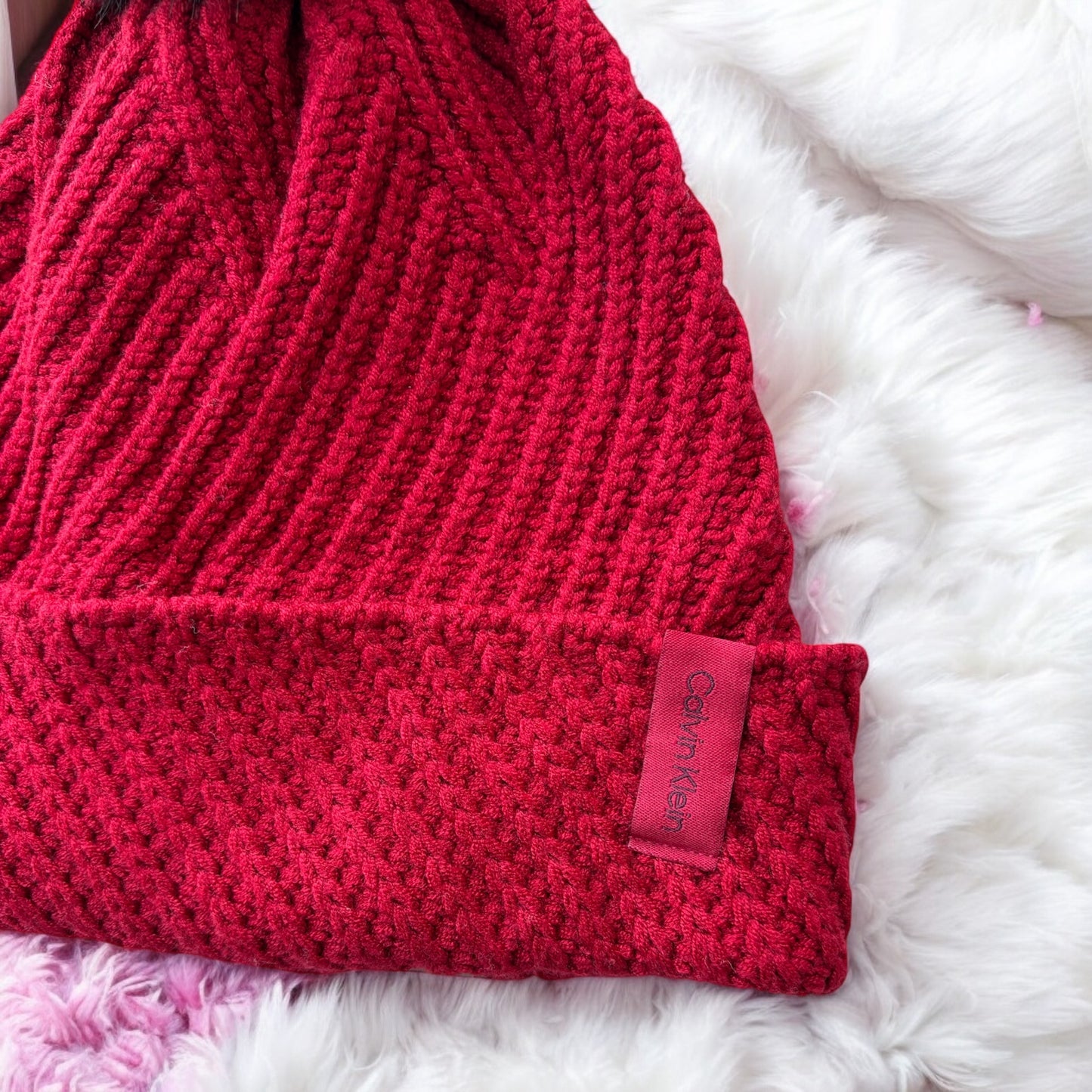Gorro Calvin k rojo con pompón negro