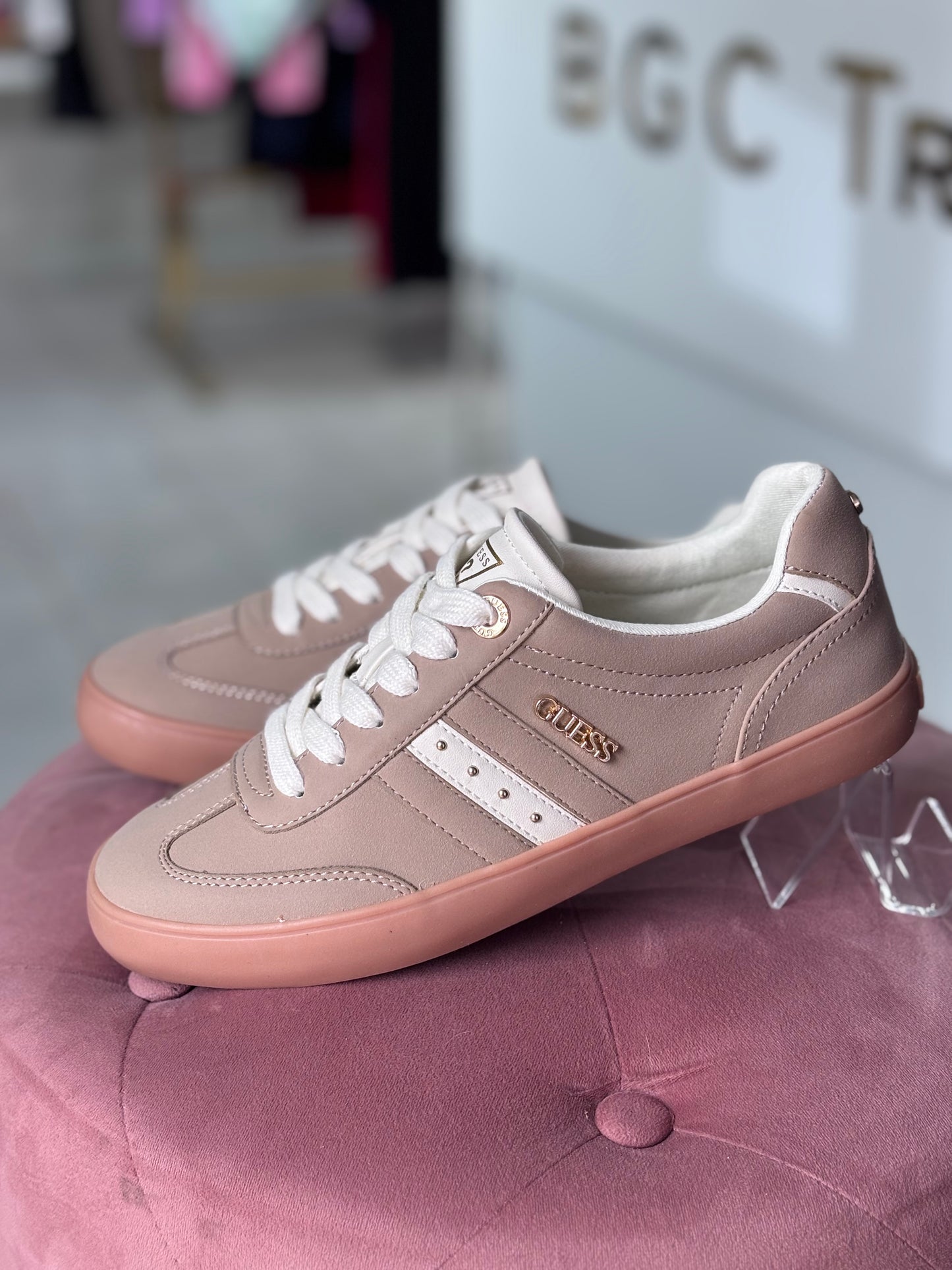 Tenis Guess Camel con placa