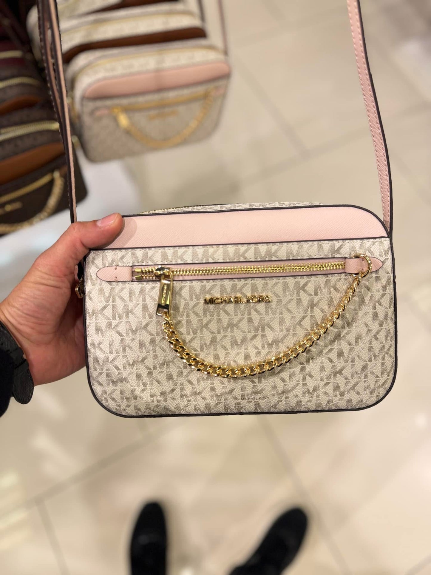 Crossbody Michael k vanilla/rosa con cadena enfrente