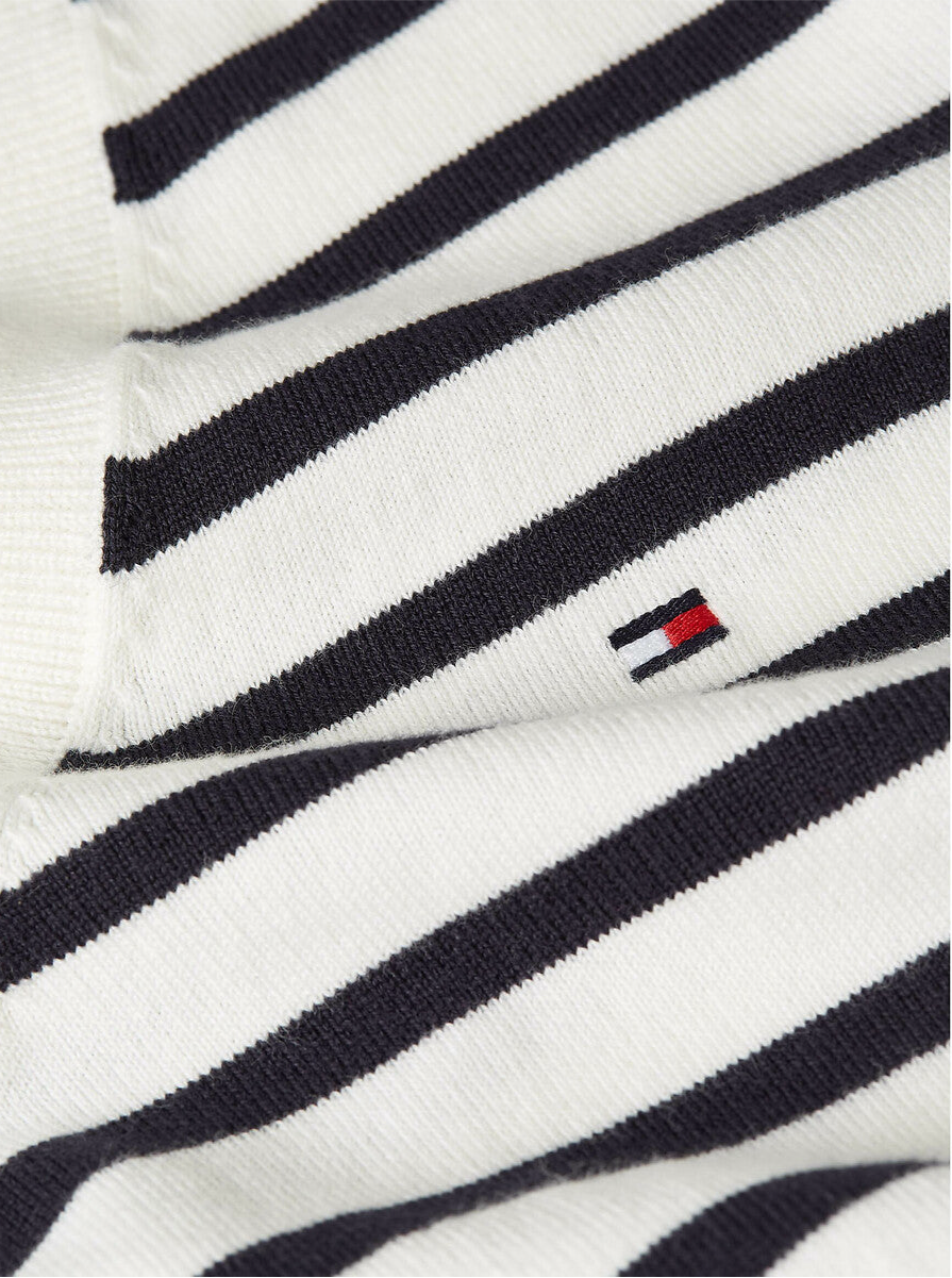 Suéter Tommy H crema, líneas delgadas azul marino, cuello u ve