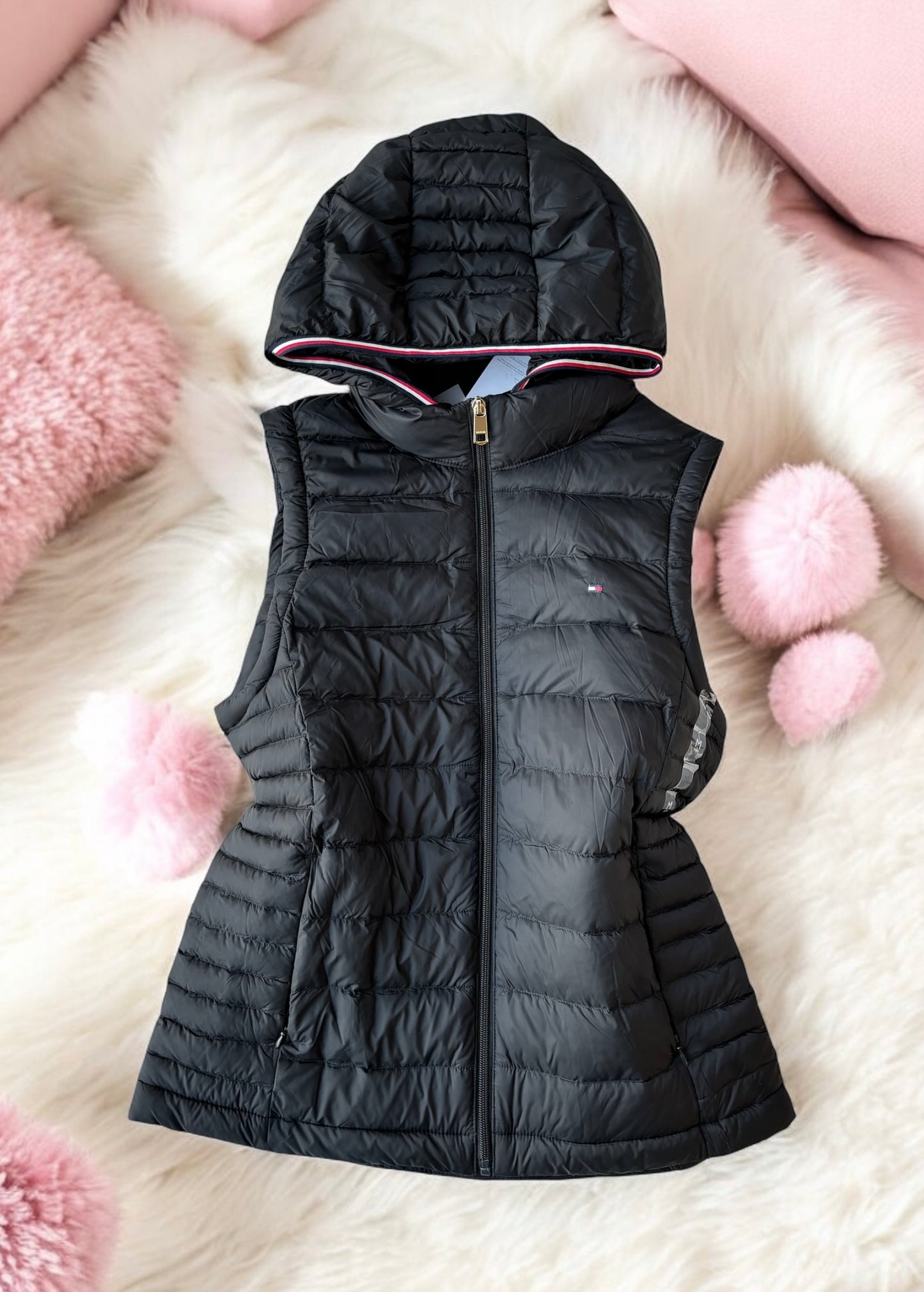 Chaleco Tommy H negro con gorro