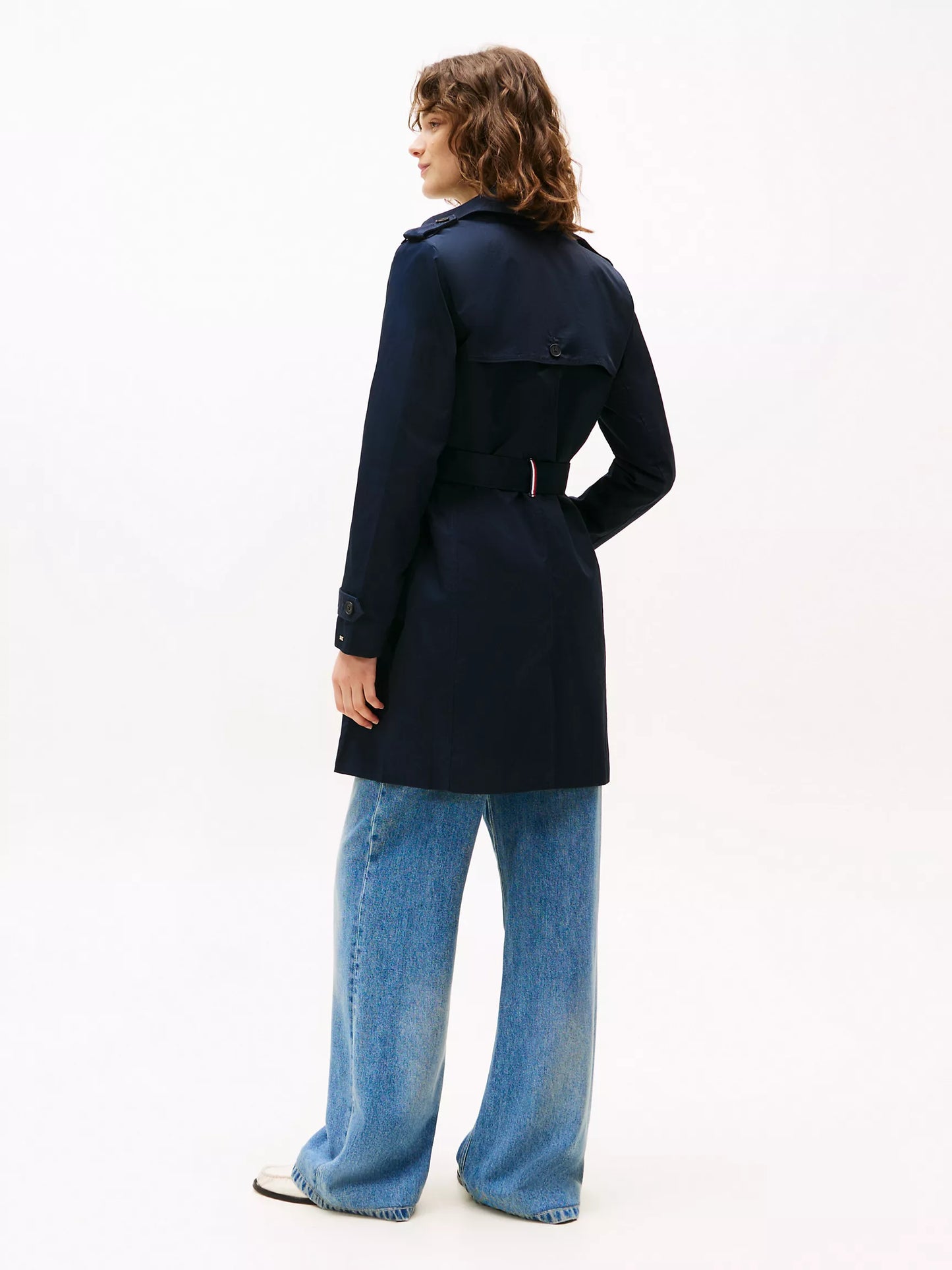 Gabardina Tommy H azul marino, botones café, cinturón y broche en cuello