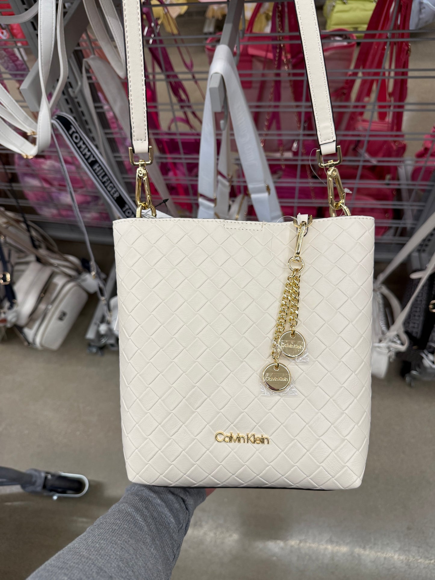 Bucket Calvin K beige, strap ajustable, llavero y placa dorado