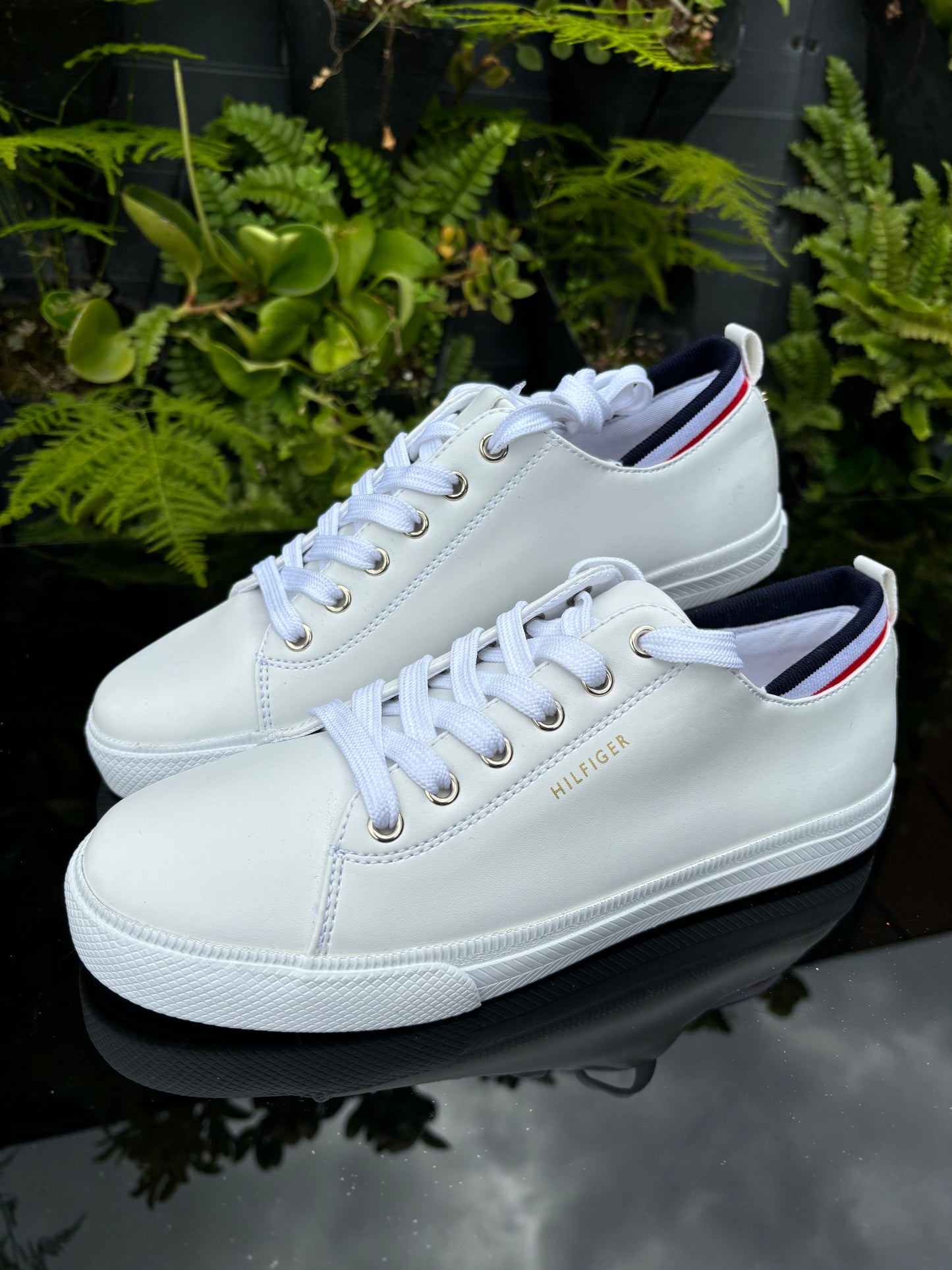 Tenis Tommy H blancos con bandera en tobillo
