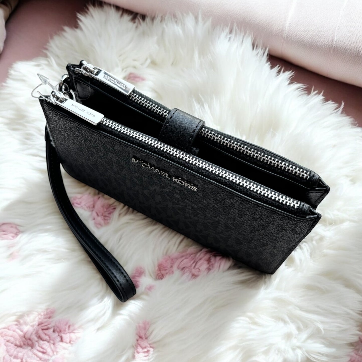 Cartera Michael K negra con monogram doble cierre