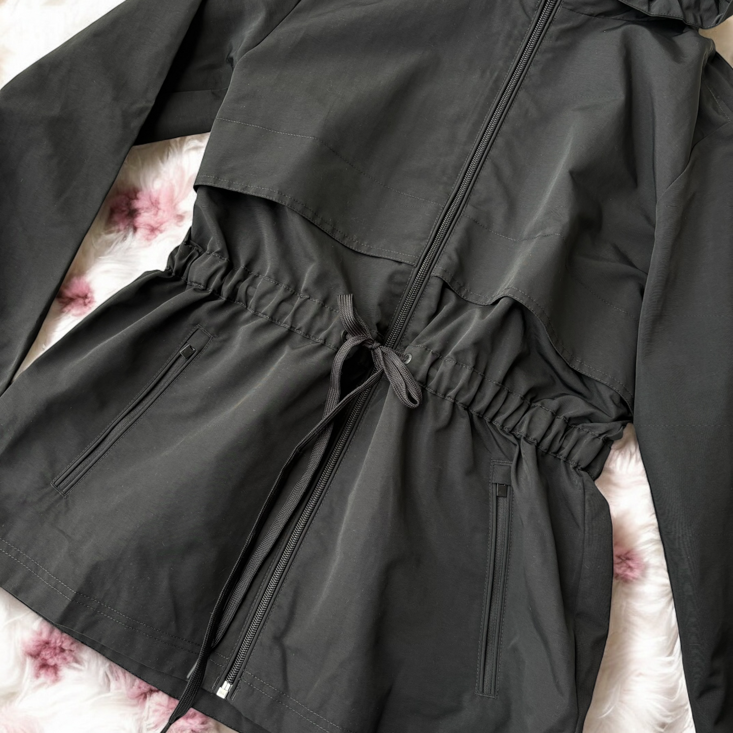 Rompevientos Tommy H negro con ajuste en la cintura