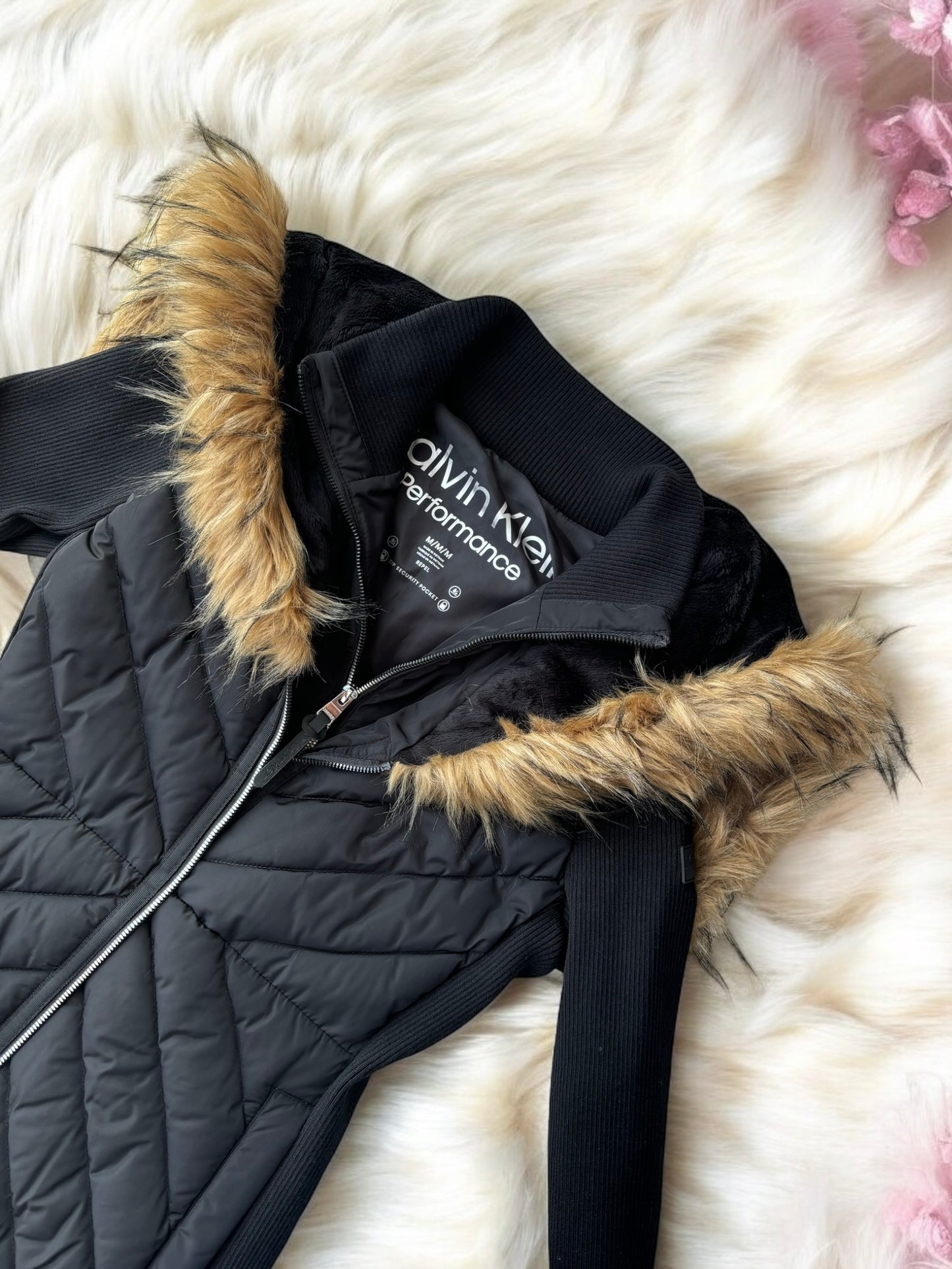 Chamarra Calvin K negra con peluche color café