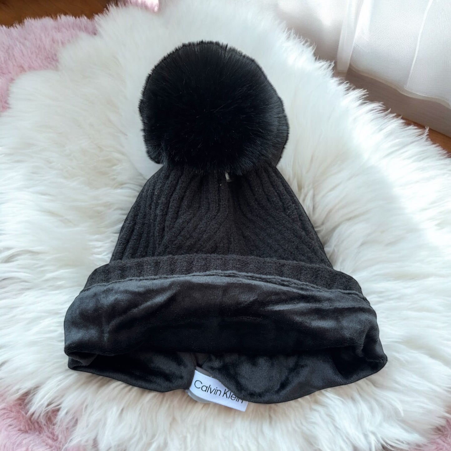 Gorro Calvin K negro con pompón negro