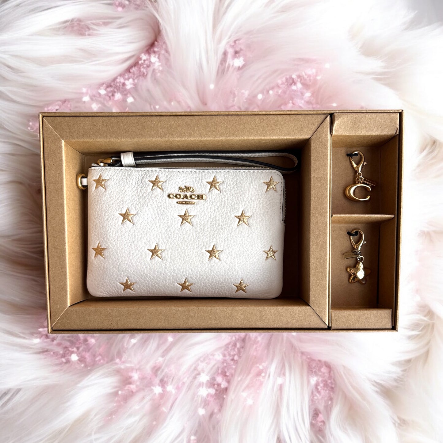Muñequera Coach Beige de estrellas con dos dijes
