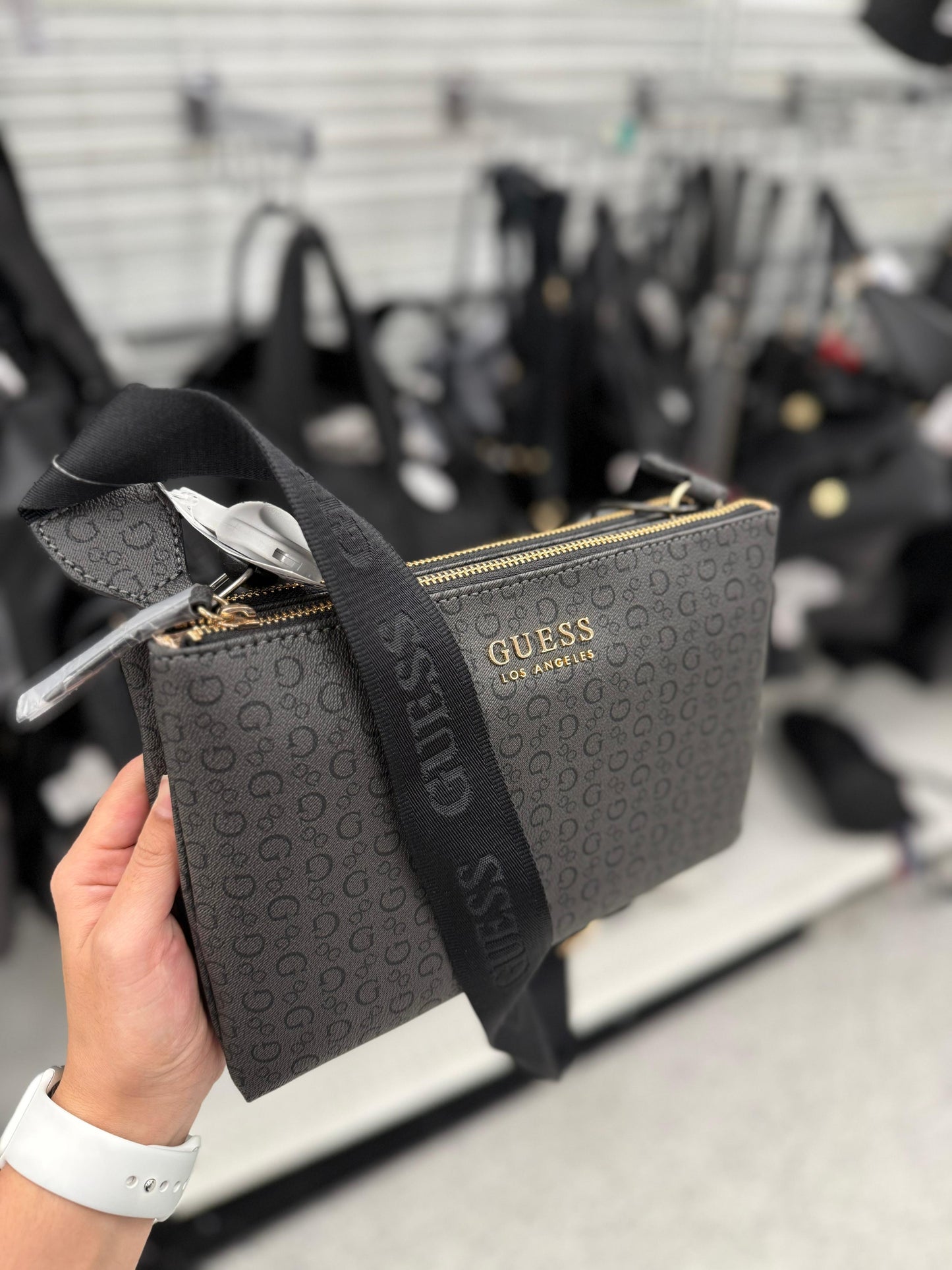 Crossbody Guess negra con monogram y 3 compartimentos