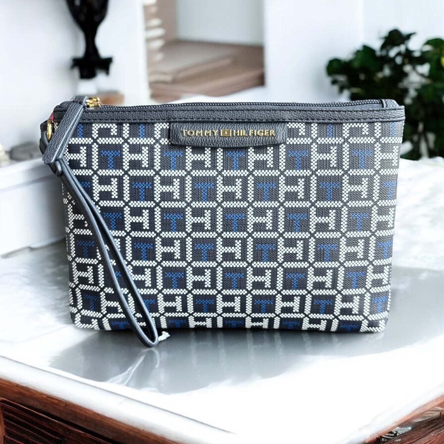 Muñequera Tommy H grande azul marino con monogram azul y blanco