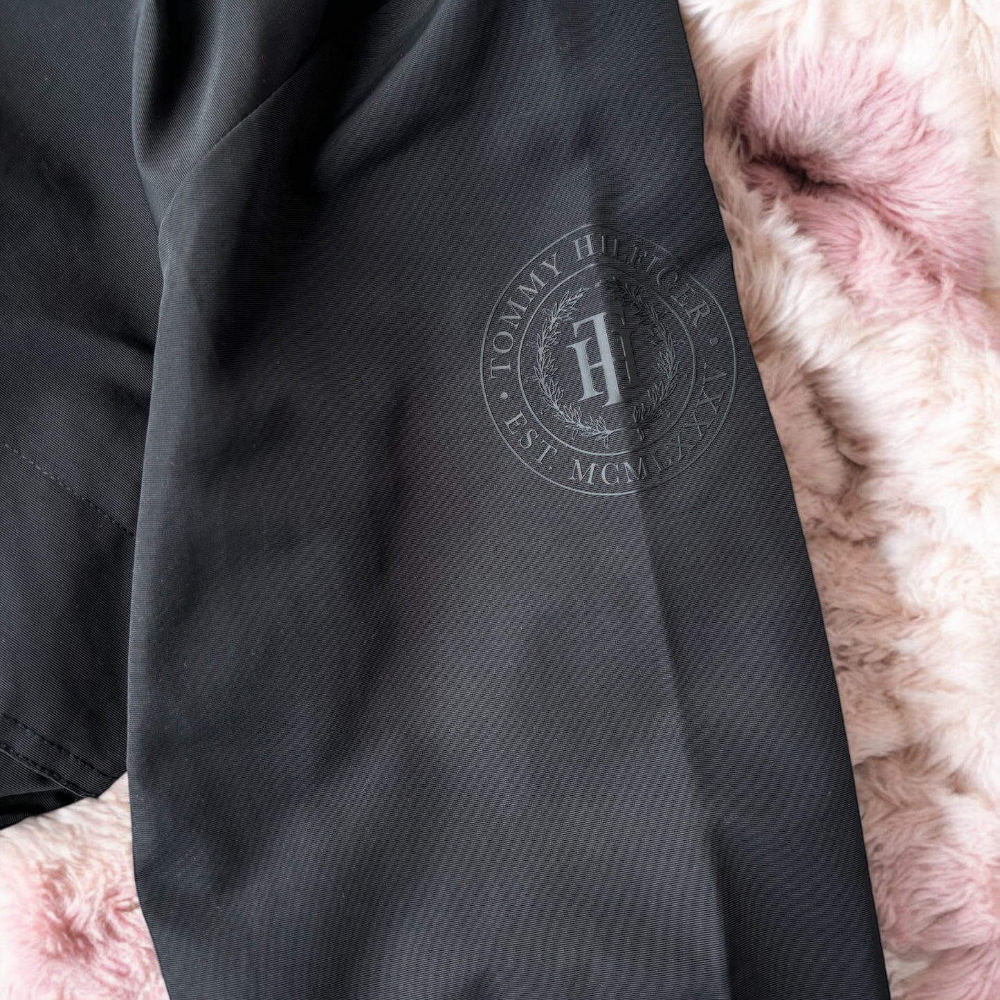 Rompevientos Tommy H negro con ajuste en la cintura