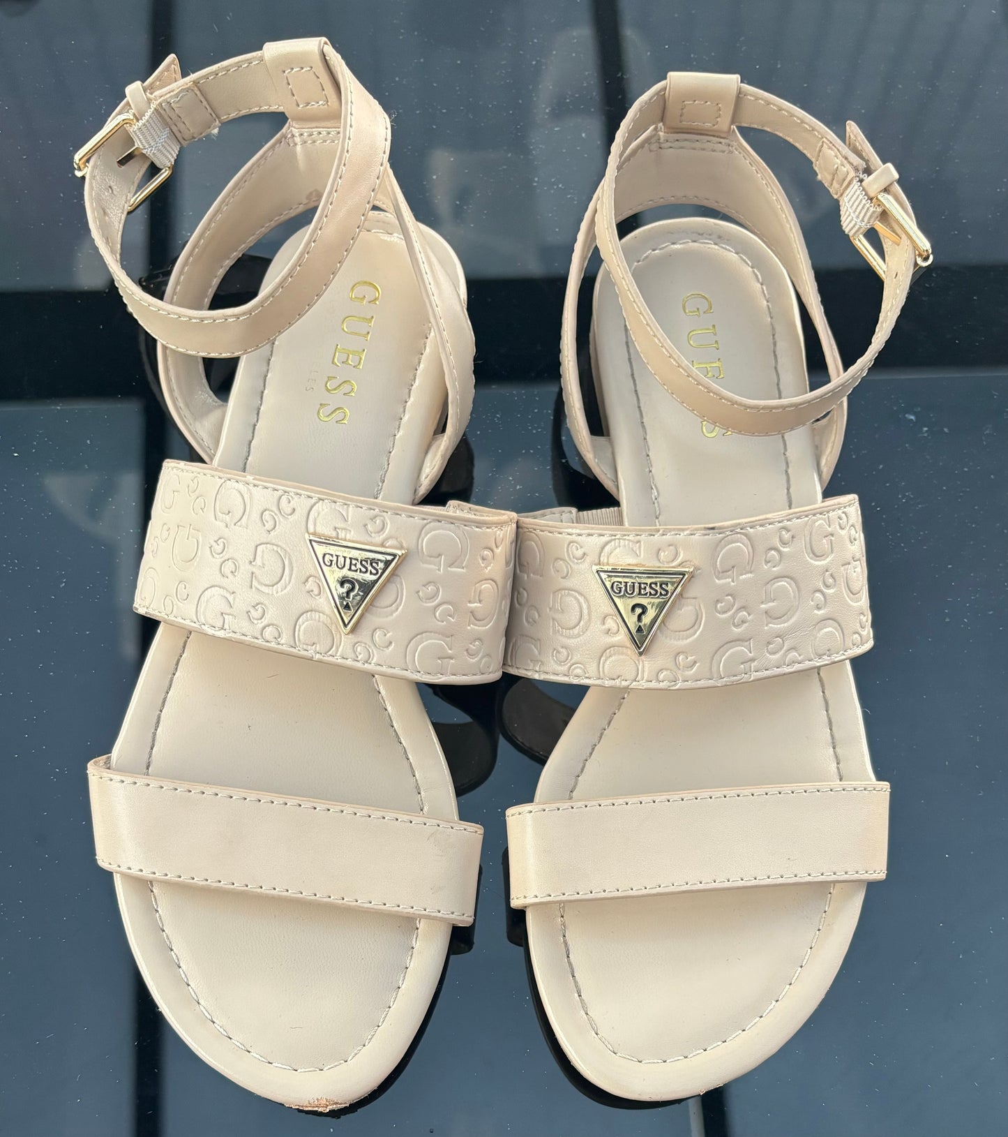 Sandalias Guess beige con placa dorada