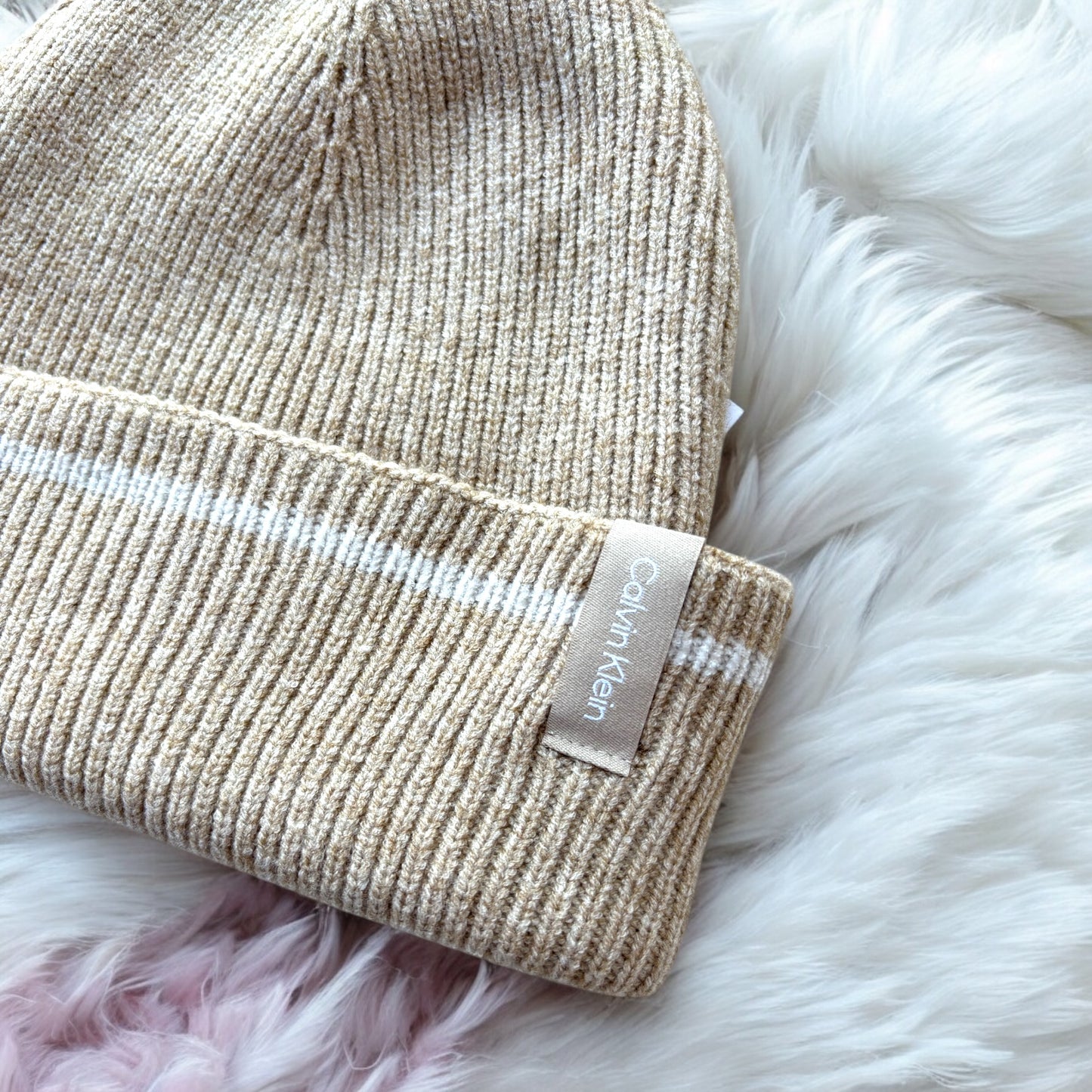 Gorro Calvin K camel con línea beige