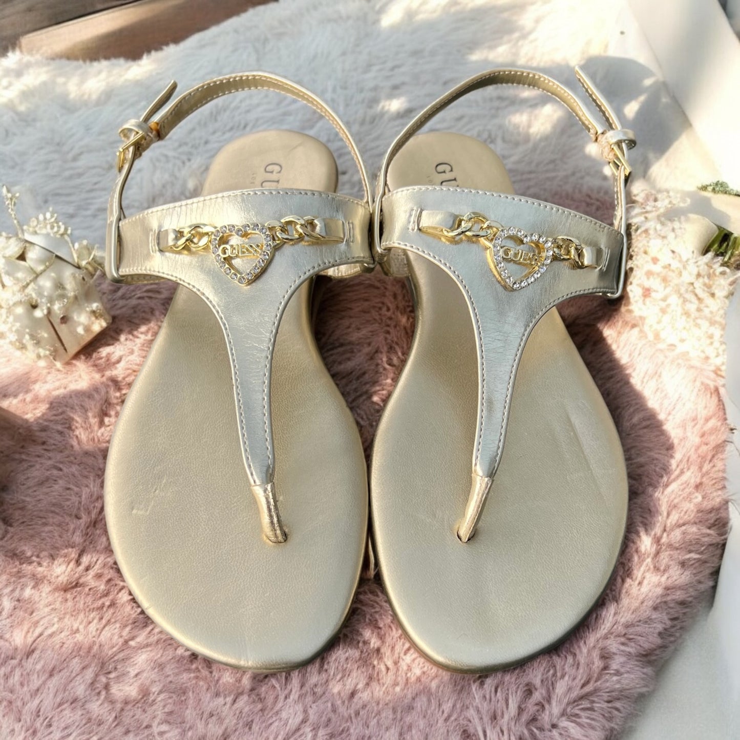 Sandalias Guess doradas