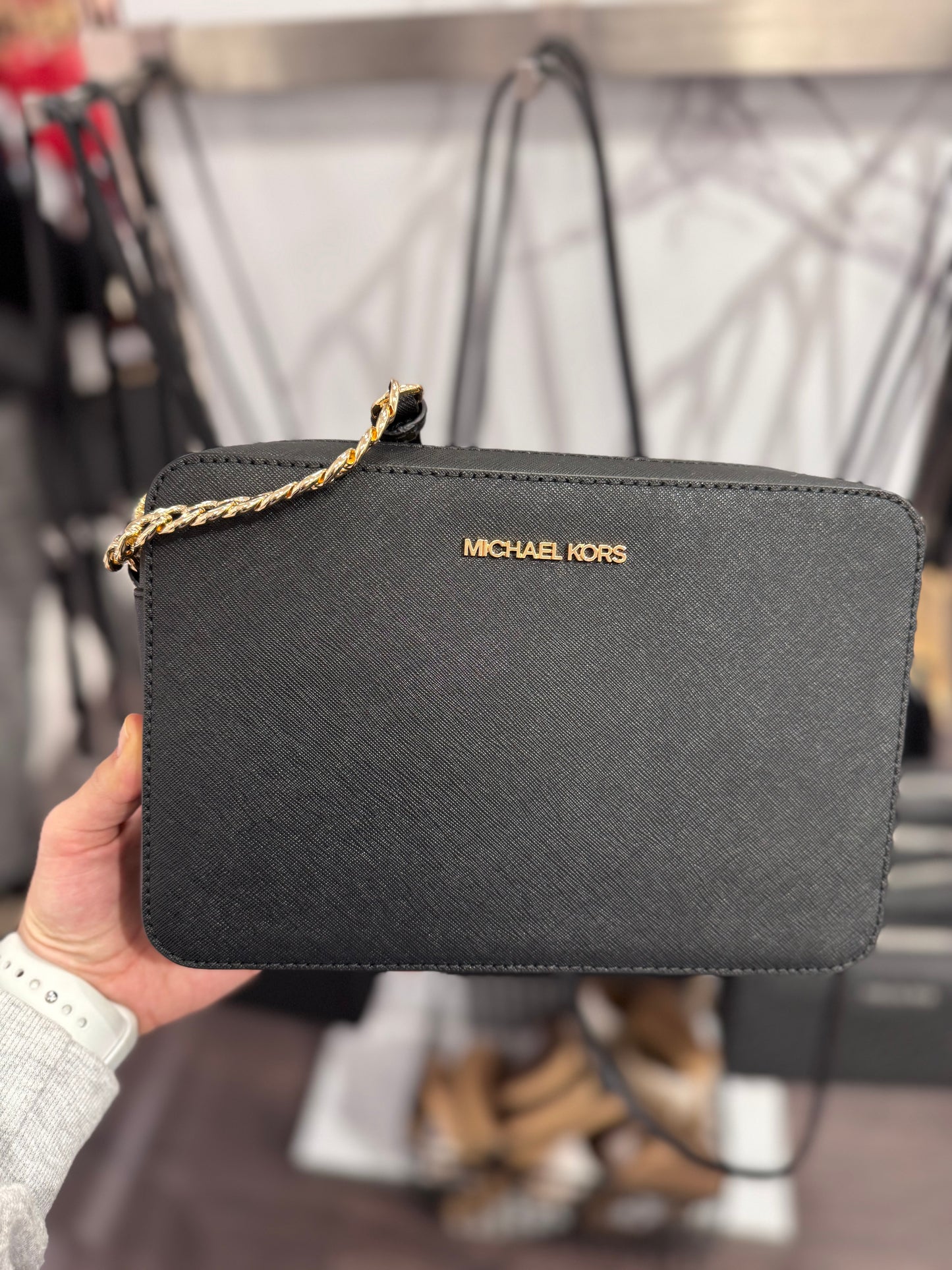 Crossbody Michael k negra con dorado