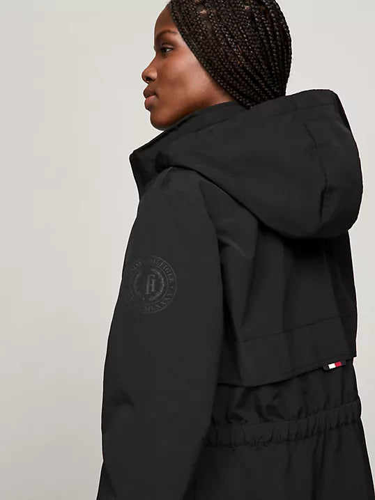 Rompevientos Tommy H negro con ajuste en la cintura