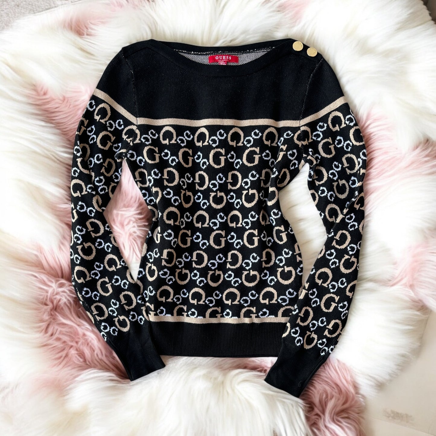 Suéter Guess negro con monogram blanco y botones en el cuello dorados