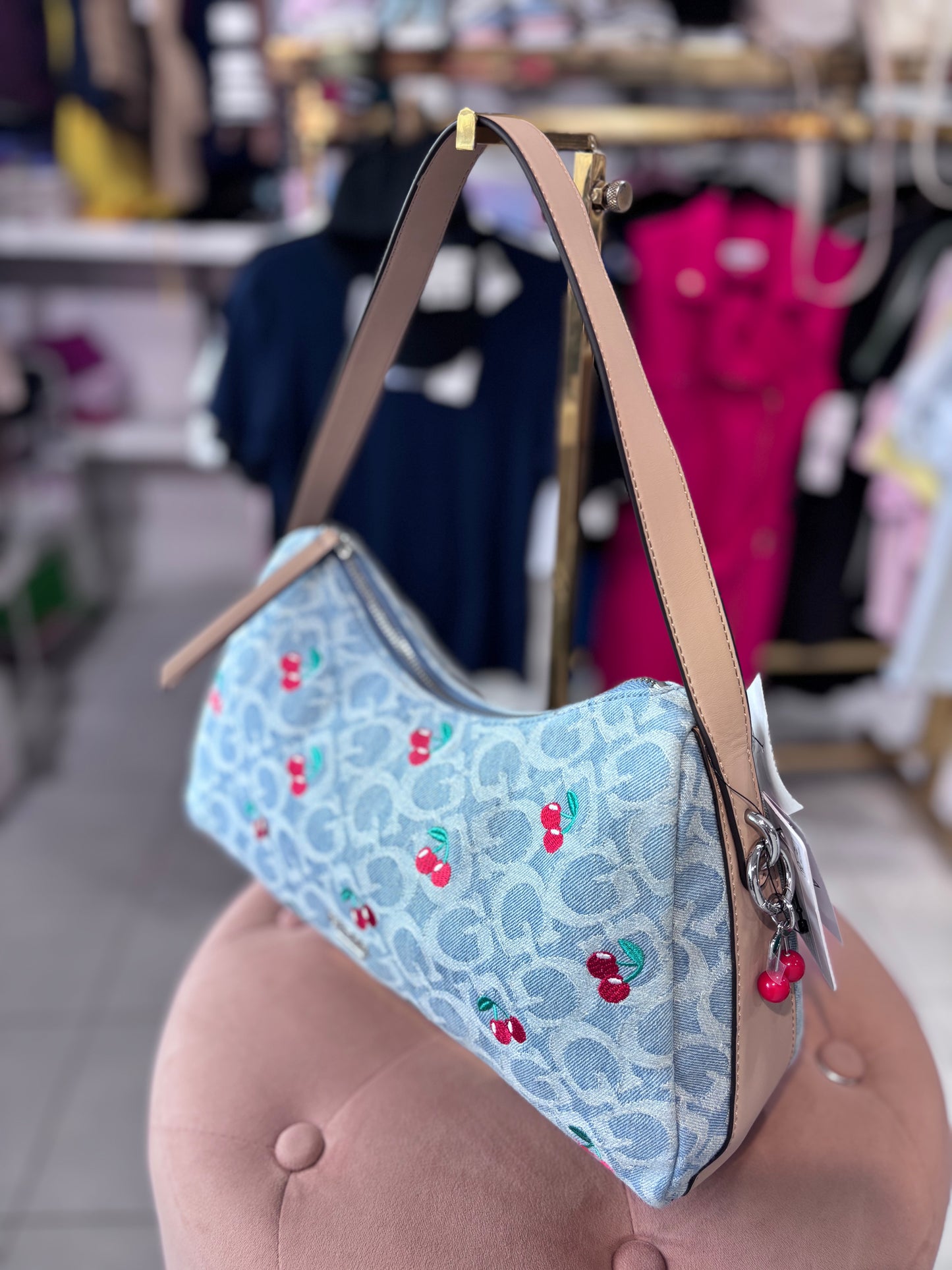 Hobo Guess mezclilla con cerezas bordadas