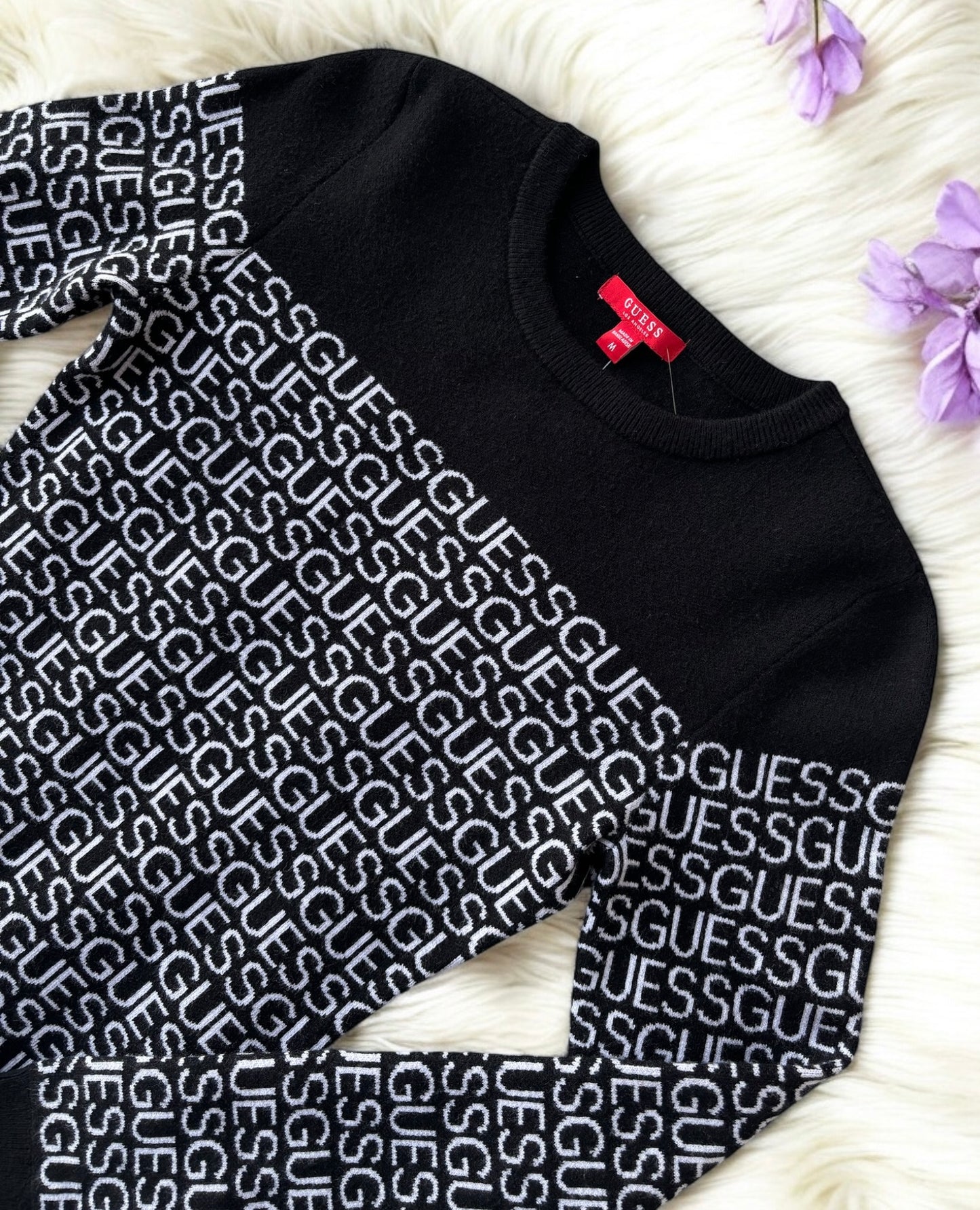 Suéter Guess negro con monogram blanco