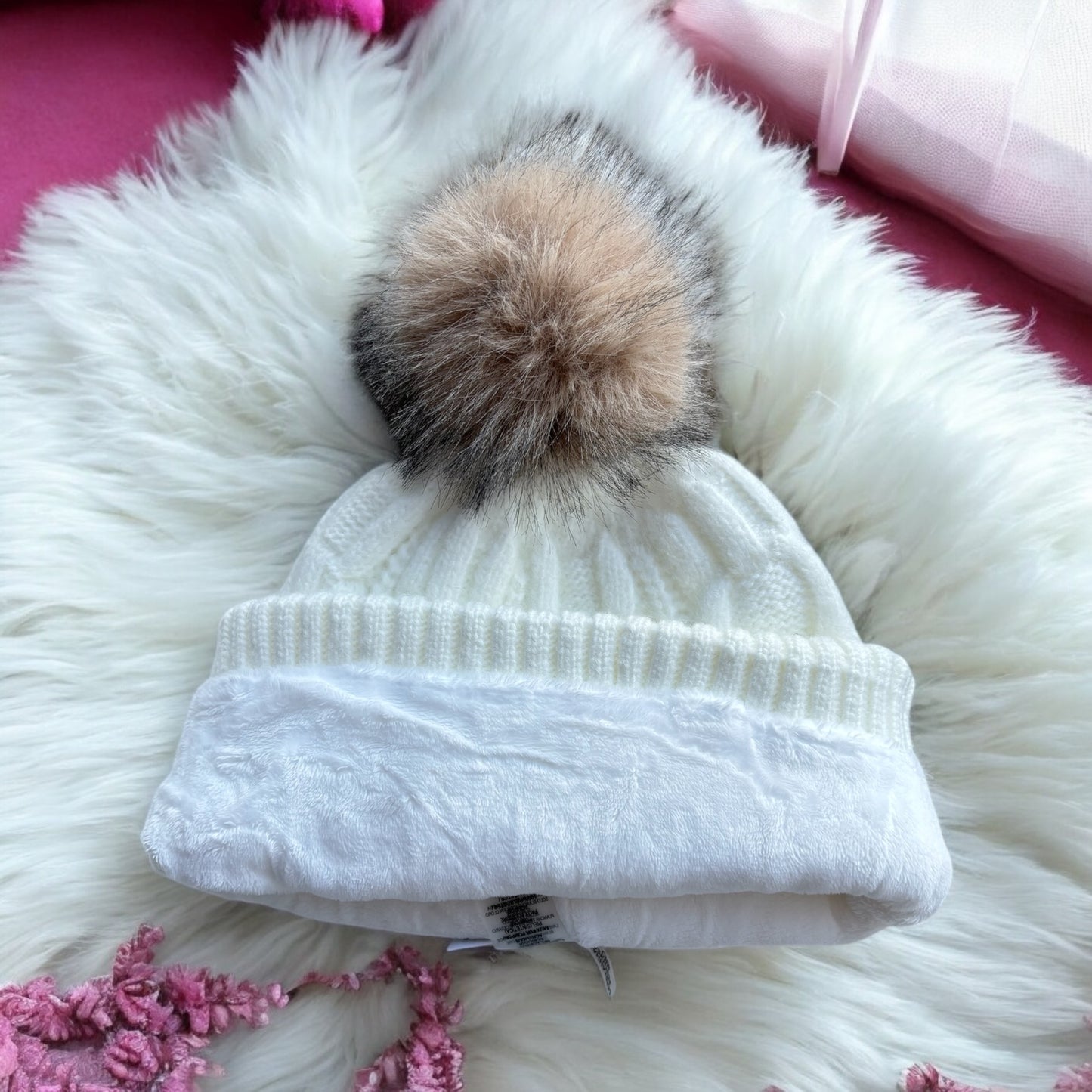 Gorro Calvin K crema con pompón camel