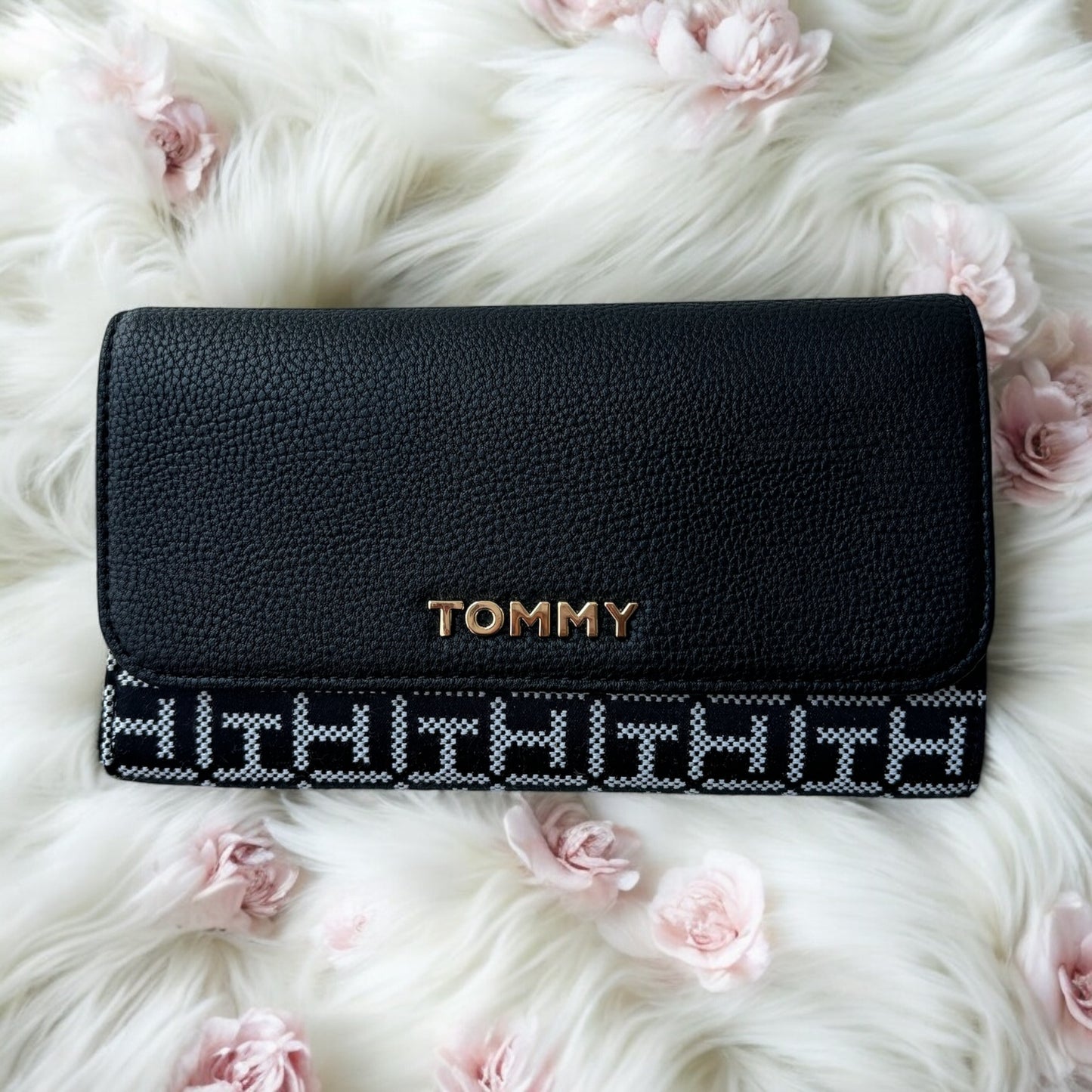 Cartera Tommy H negra con monogram blanco