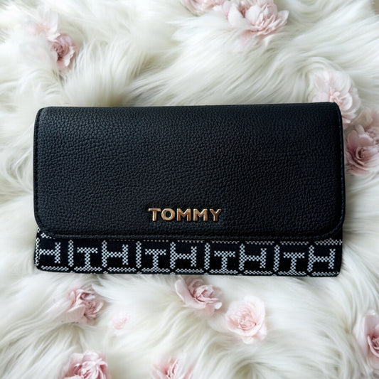 Cartera Tommy H negra con monogram blanco