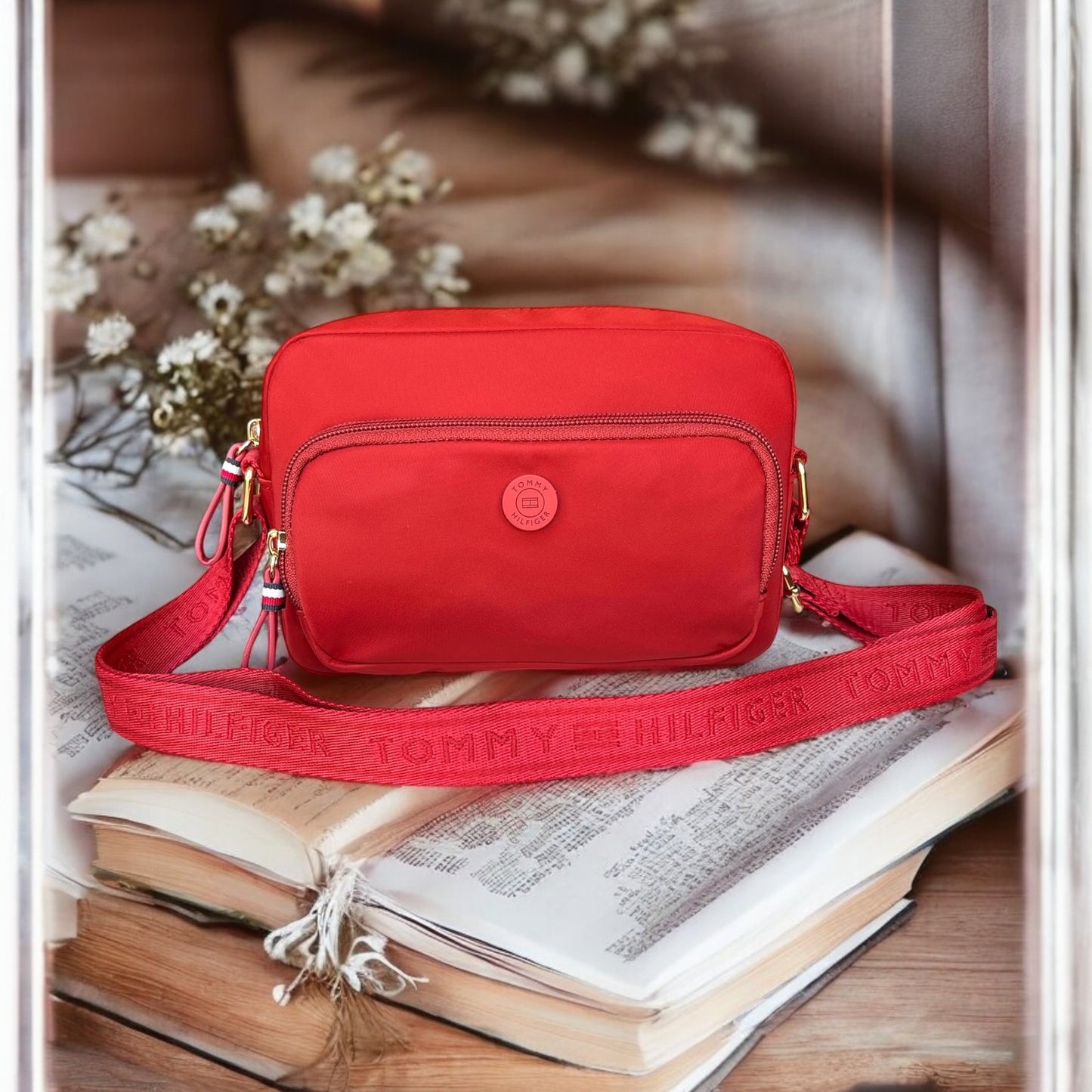 Crossbody Tommy H textil roja con placa de goma roja