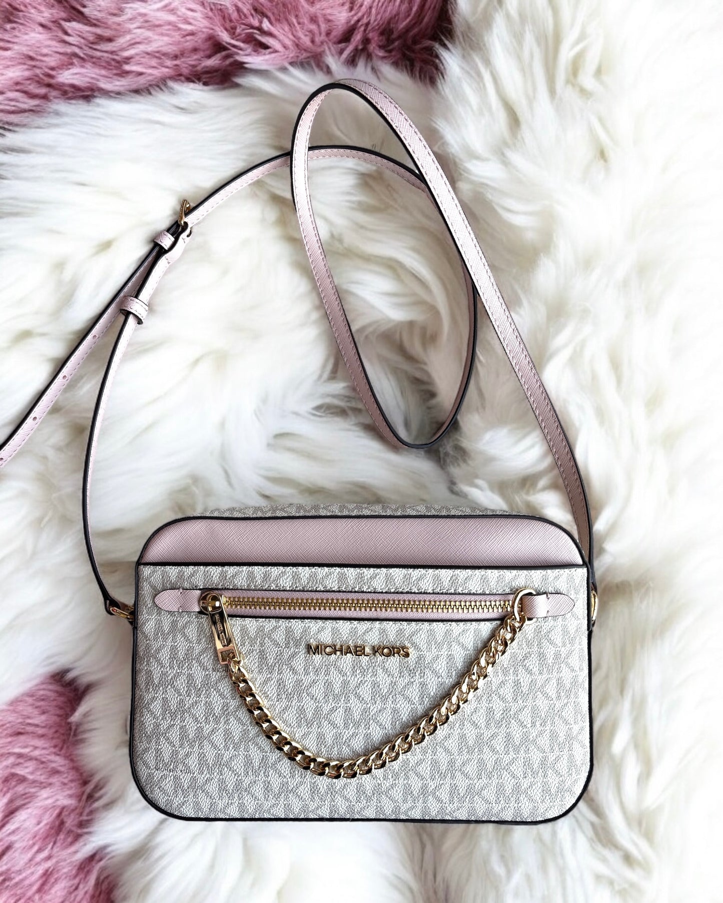 Crossbody Michael k vanilla/rosa con cadena enfrente