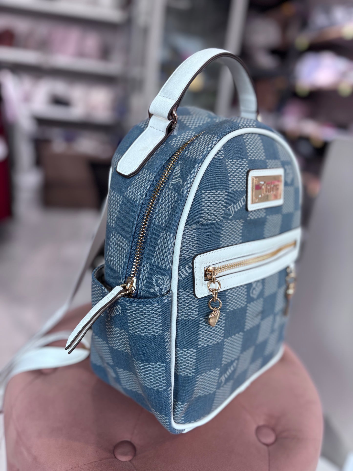 Backpack Juicy C azul mezclilla con dijes de corazón y llave