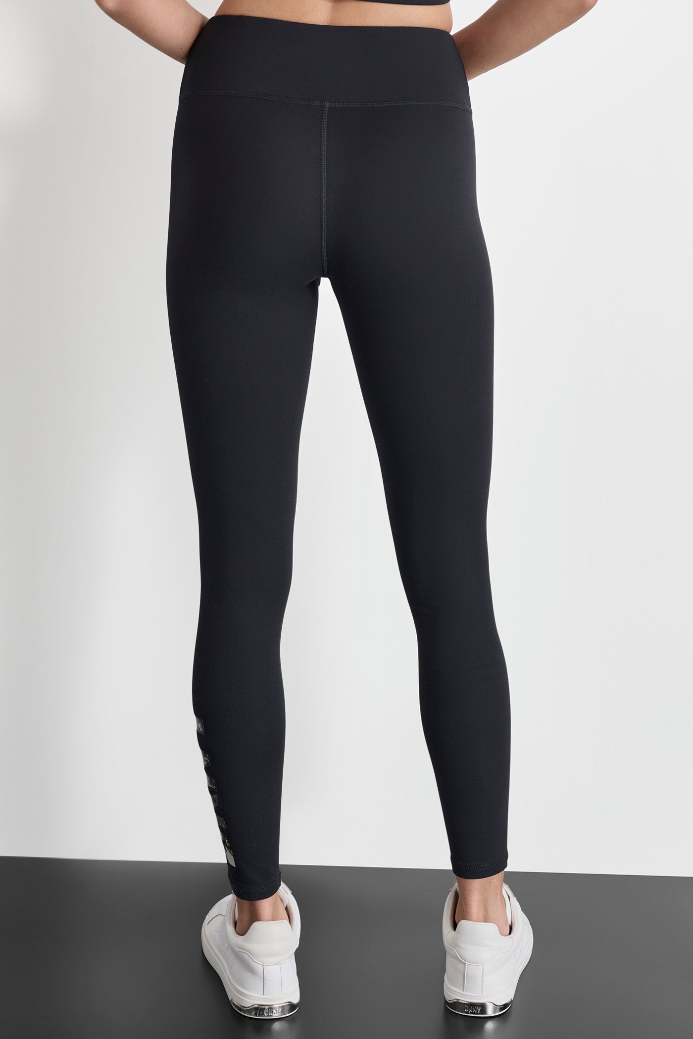 Leggings DKNY Sport negro letra con fondo de ciudad