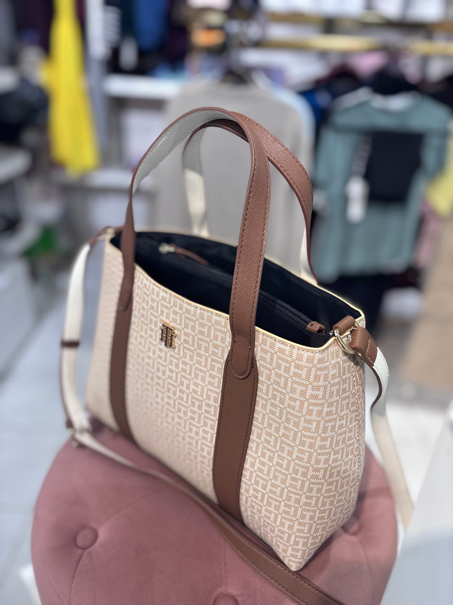 Tote Tommy H Camel con placa dorada TH