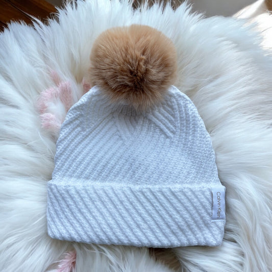 Gorro a Calvin K blanco con pompón camel