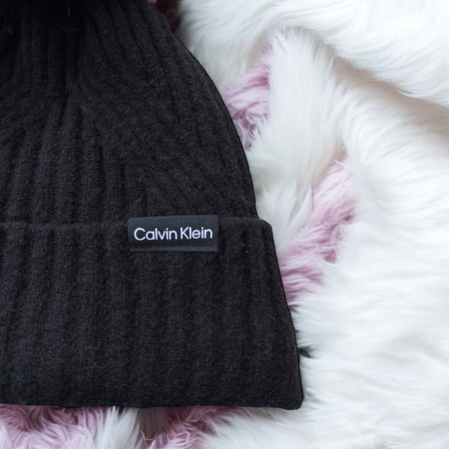Gorro Calvin K negro con pompón negro