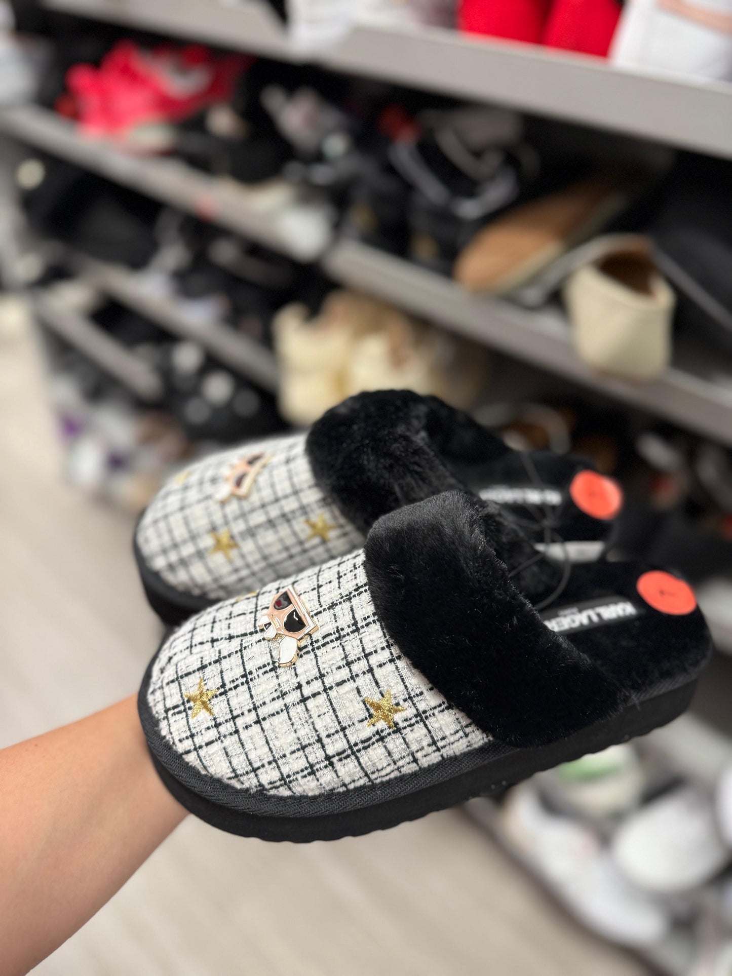 Pantuflas Karl L negro/ blanco con estrellas, pin de Karl con plataforma