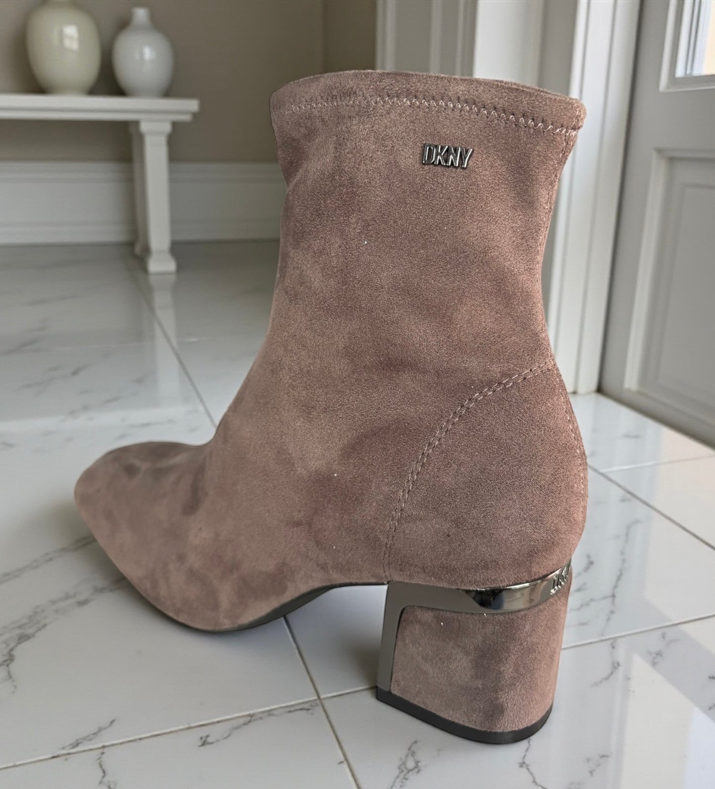 Botines DKNY de gamuza cafés